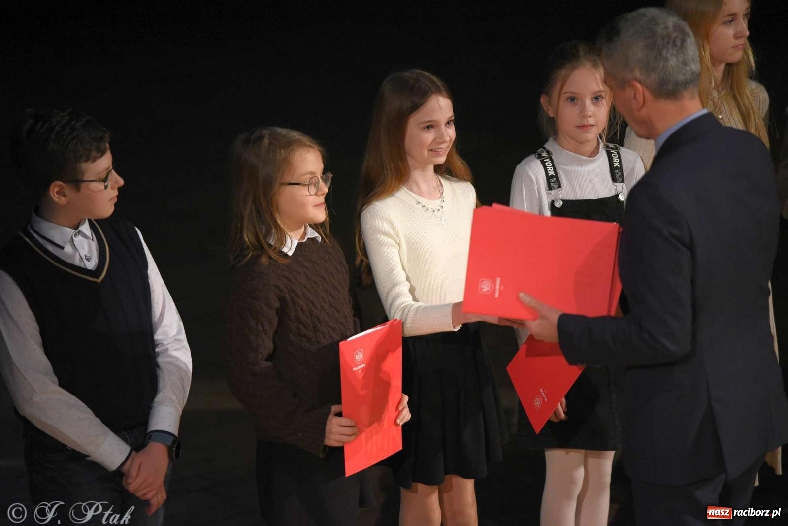 Zdjęcie w galerii na portalu naszraciborz.pl: Prymusi raciborskich szkół odebrali stypendia od miasta [FOTO i WIDEO] wiadomości z regionu