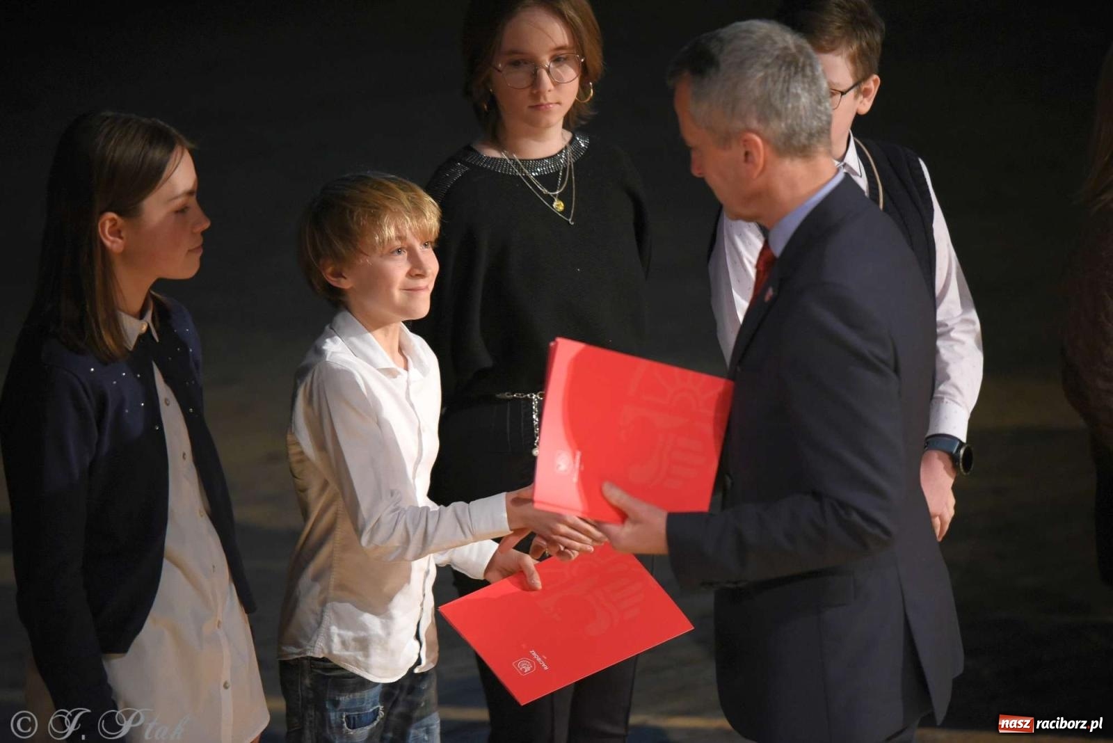 Zdjęcie w galerii na portalu naszraciborz.pl: Prymusi raciborskich szkół odebrali stypendia od miasta [FOTO i WIDEO] wiadomości z regionu