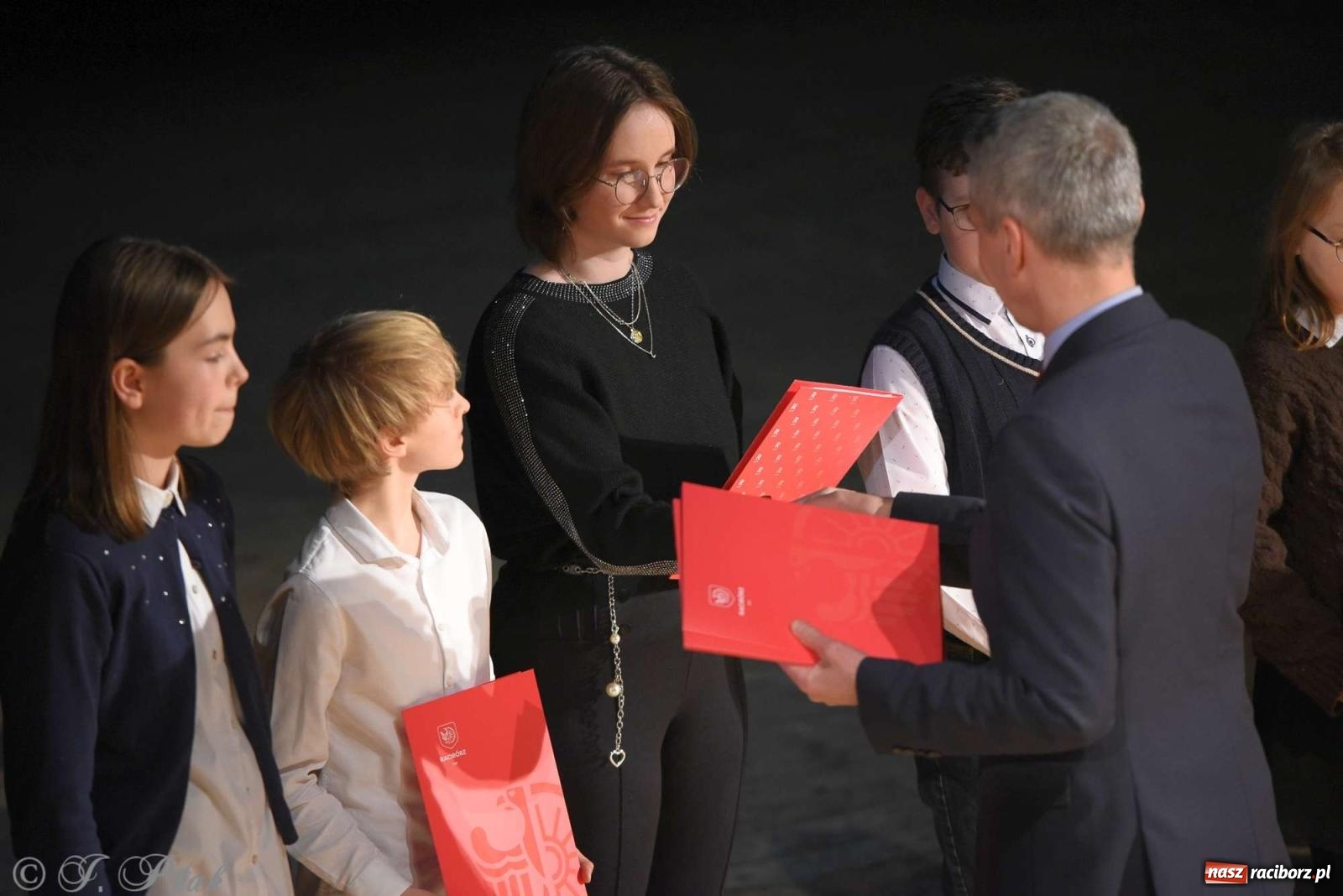 Zdjęcie w galerii na portalu naszraciborz.pl: Prymusi raciborskich szkół odebrali stypendia od miasta [FOTO i WIDEO] wiadomości z regionu