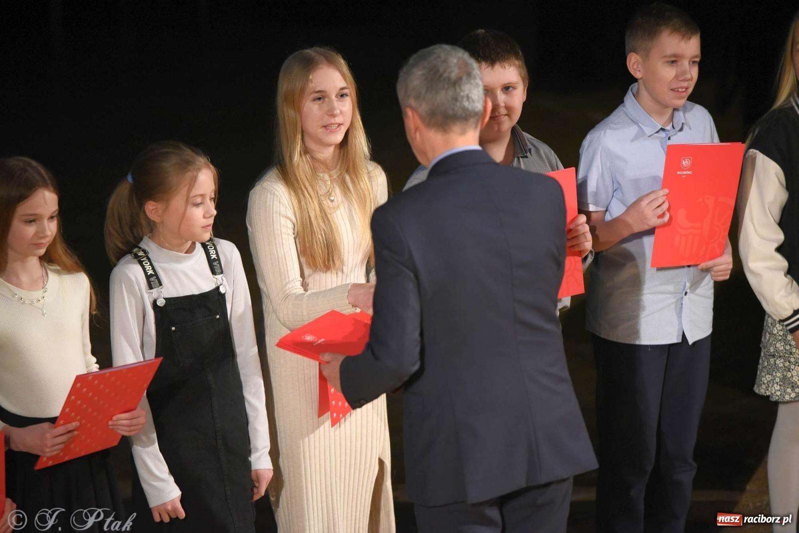 Zdjęcie w galerii na portalu naszraciborz.pl: Prymusi raciborskich szkół odebrali stypendia od miasta [FOTO i WIDEO] wiadomości z regionu
