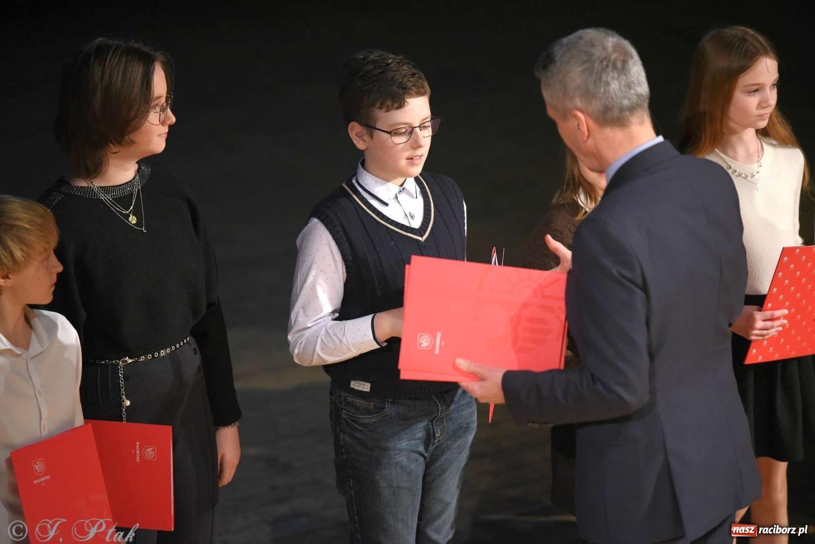 Zdjęcie w galerii na portalu naszraciborz.pl: Prymusi raciborskich szkół odebrali stypendia od miasta [FOTO i WIDEO] wiadomości z regionu