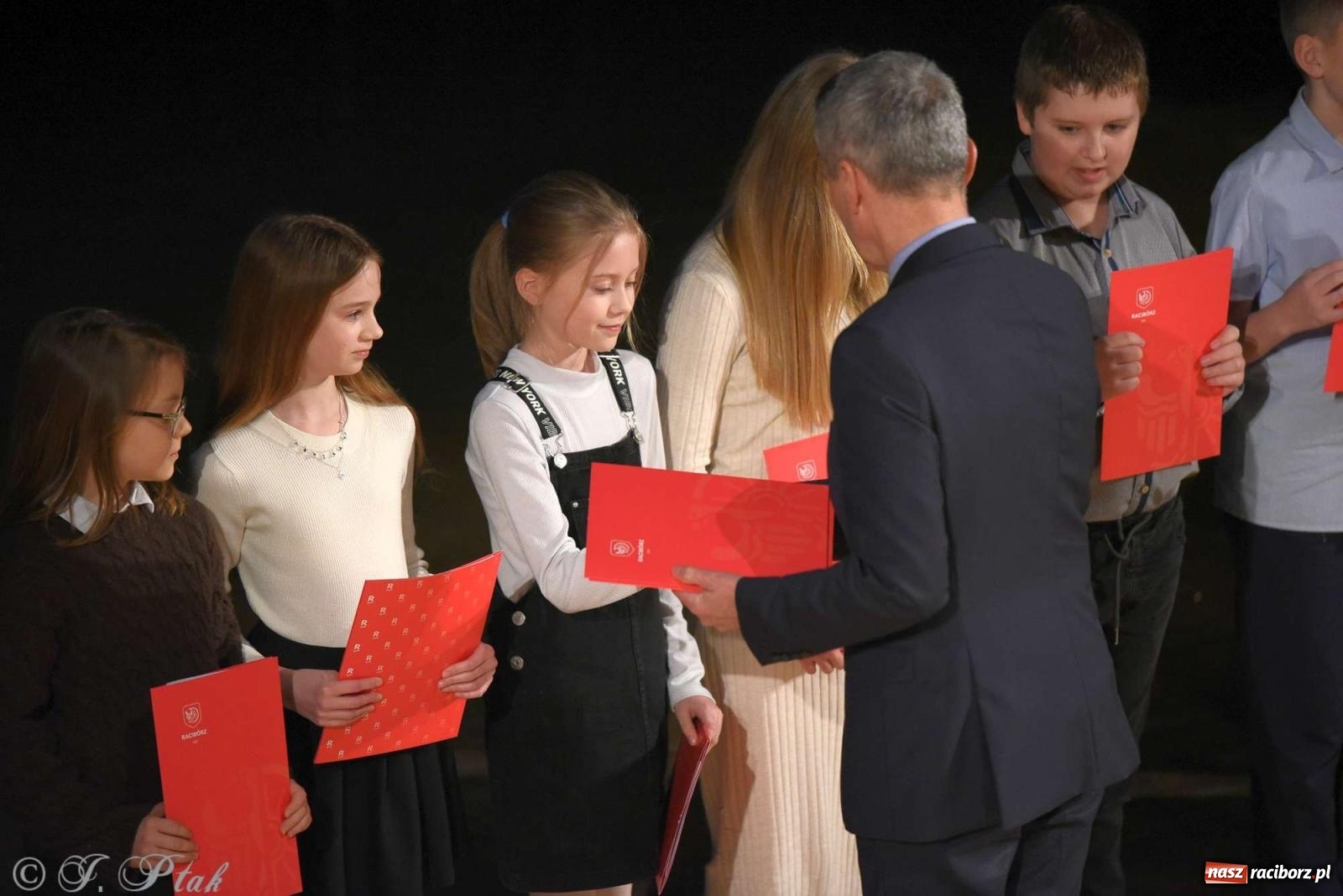 Zdjęcie w galerii na portalu naszraciborz.pl: Prymusi raciborskich szkół odebrali stypendia od miasta [FOTO i WIDEO] wiadomości z regionu