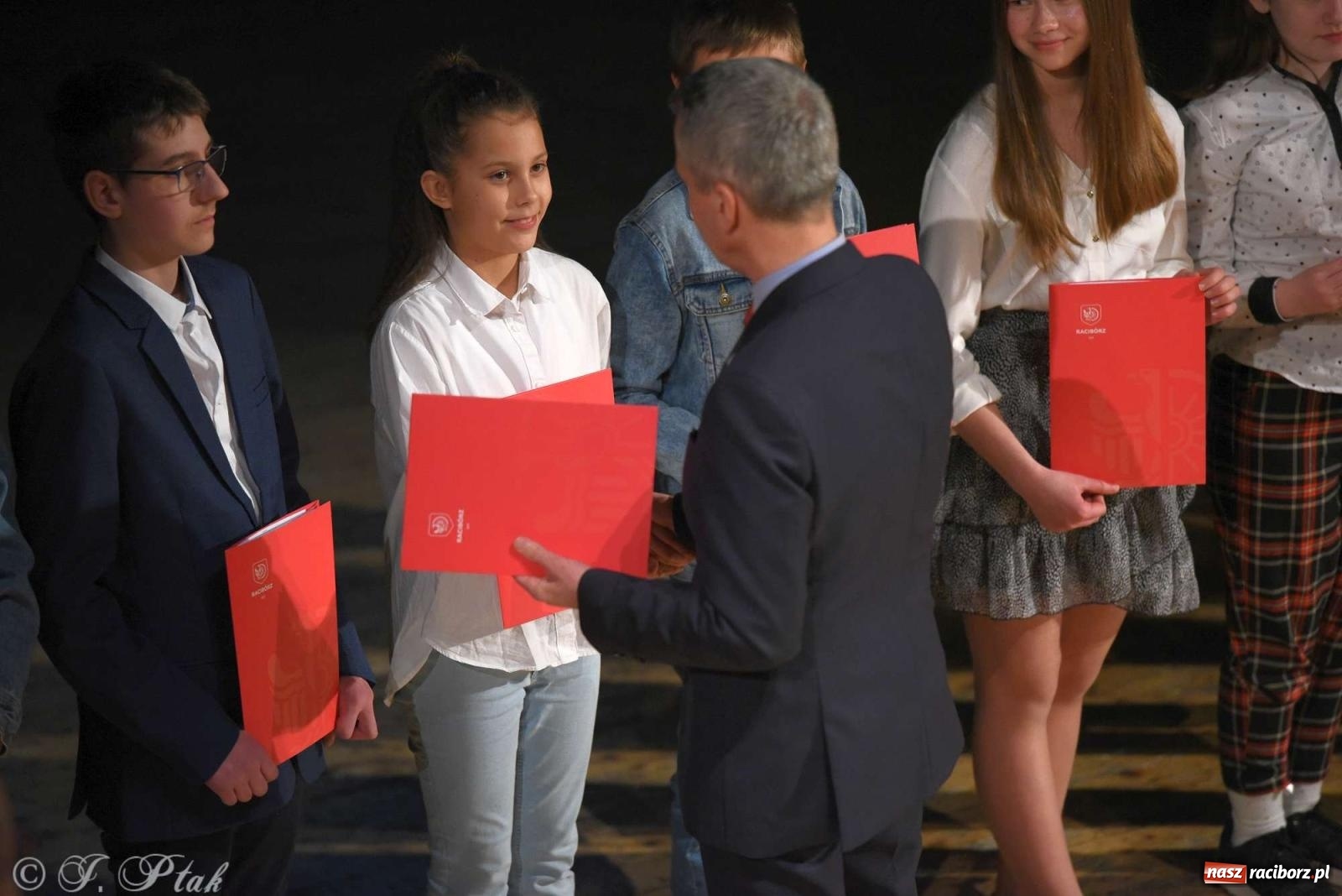 Zdjęcie w galerii na portalu naszraciborz.pl: Prymusi raciborskich szkół odebrali stypendia od miasta [FOTO i WIDEO] wiadomości z regionu