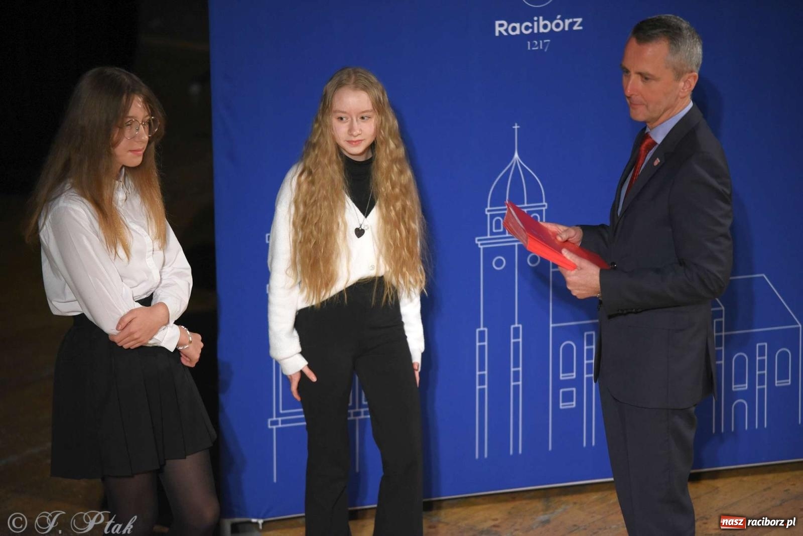 Zdjęcie w galerii na portalu naszraciborz.pl: Prymusi raciborskich szkół odebrali stypendia od miasta [FOTO i WIDEO] wiadomości z regionu