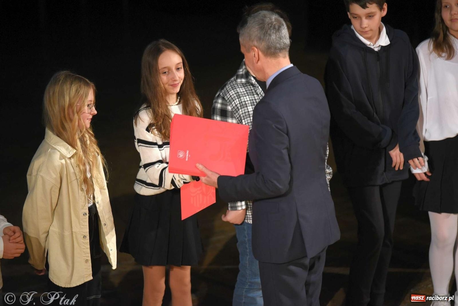 Zdjęcie w galerii na portalu naszraciborz.pl: Prymusi raciborskich szkół odebrali stypendia od miasta [FOTO i WIDEO] wiadomości z regionu