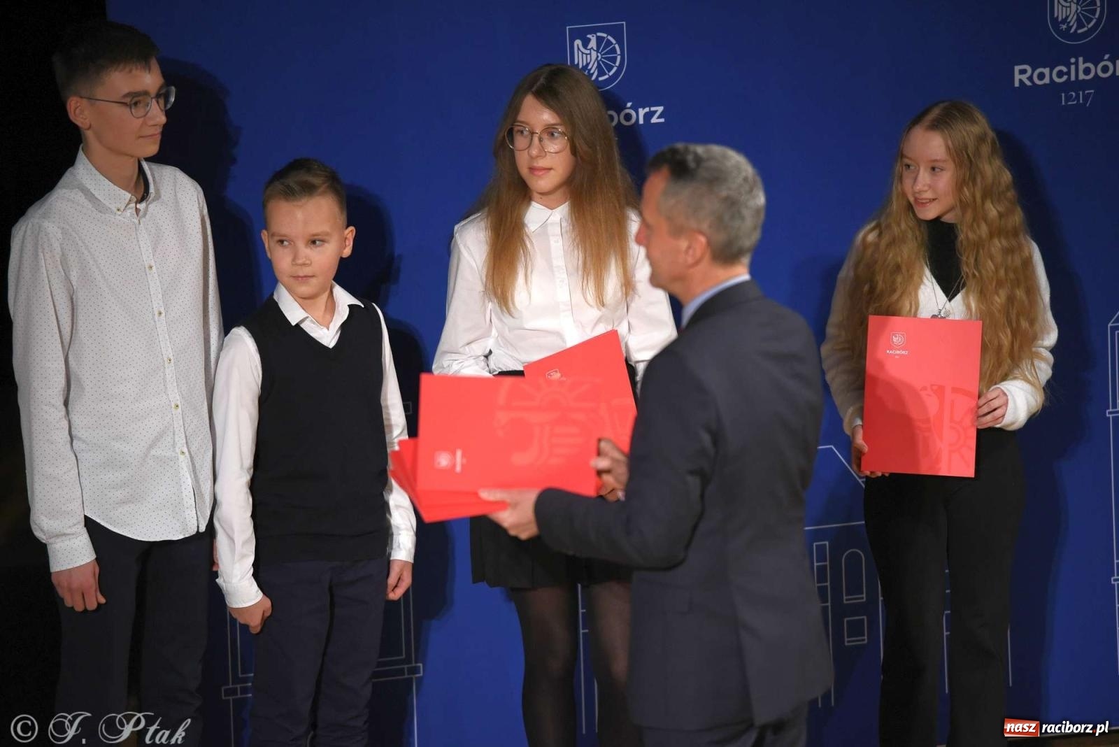 Zdjęcie w galerii na portalu naszraciborz.pl: Prymusi raciborskich szkół odebrali stypendia od miasta [FOTO i WIDEO] wiadomości z regionu