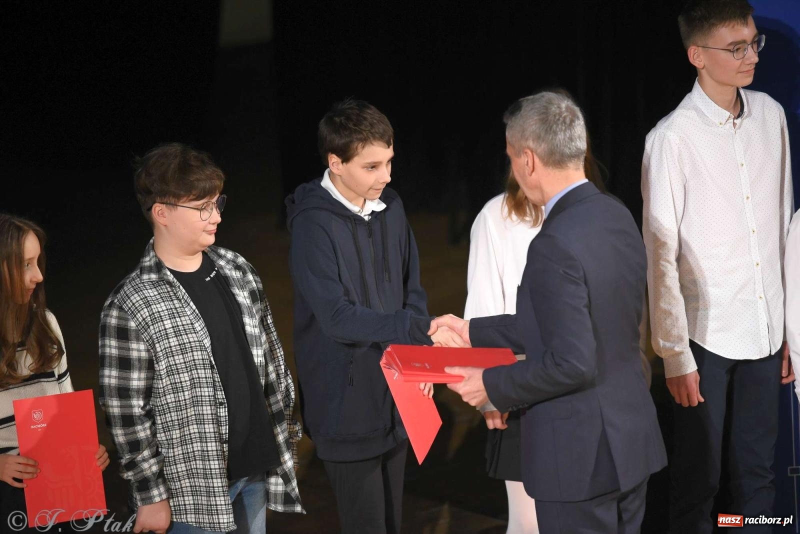 Zdjęcie w galerii na portalu naszraciborz.pl: Prymusi raciborskich szkół odebrali stypendia od miasta [FOTO i WIDEO] wiadomości z regionu