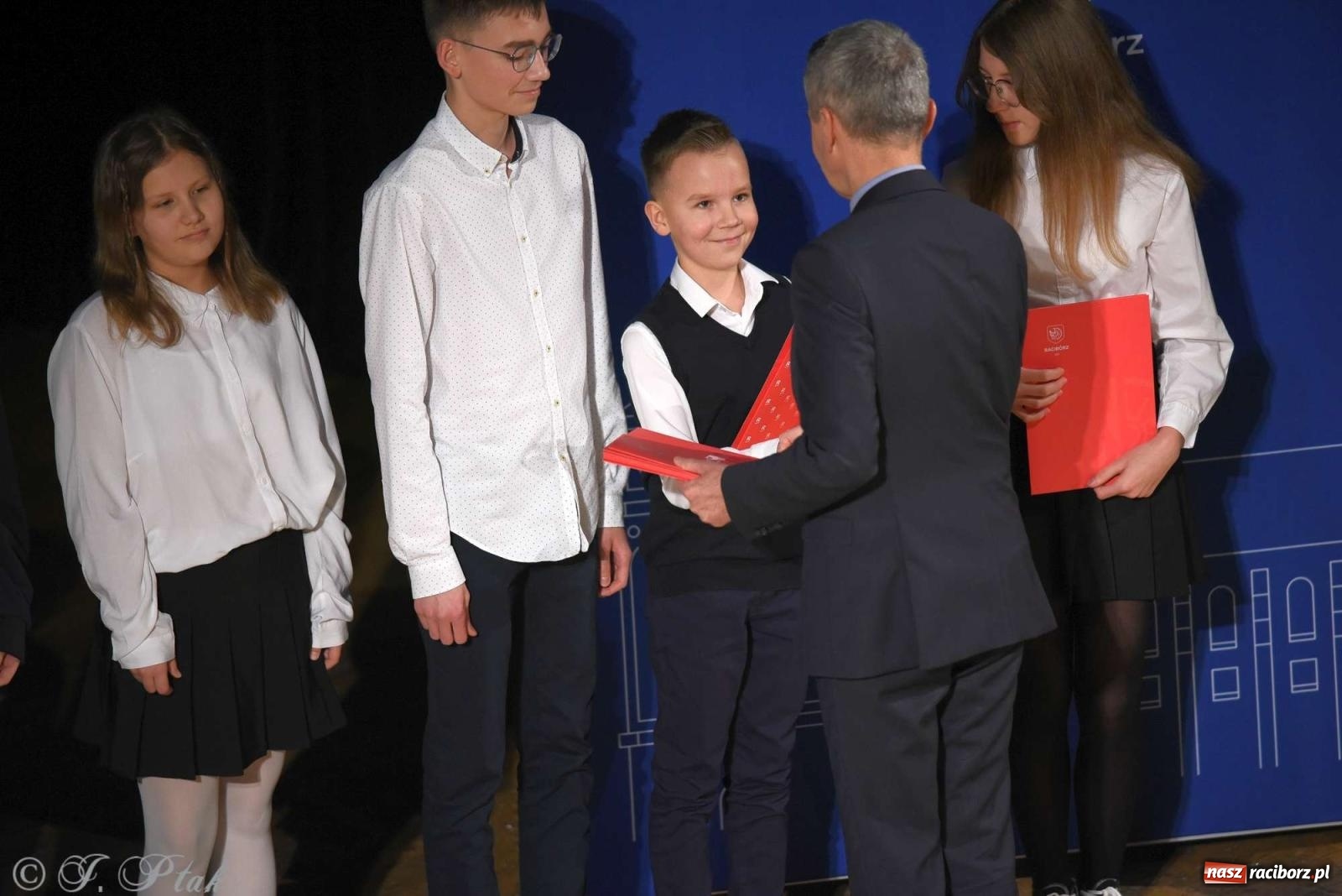 Zdjęcie w galerii na portalu naszraciborz.pl: Prymusi raciborskich szkół odebrali stypendia od miasta [FOTO i WIDEO] wiadomości z regionu