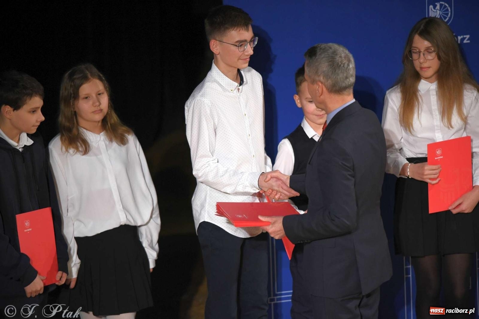 Zdjęcie w galerii na portalu naszraciborz.pl: Prymusi raciborskich szkół odebrali stypendia od miasta [FOTO i WIDEO] wiadomości z regionu