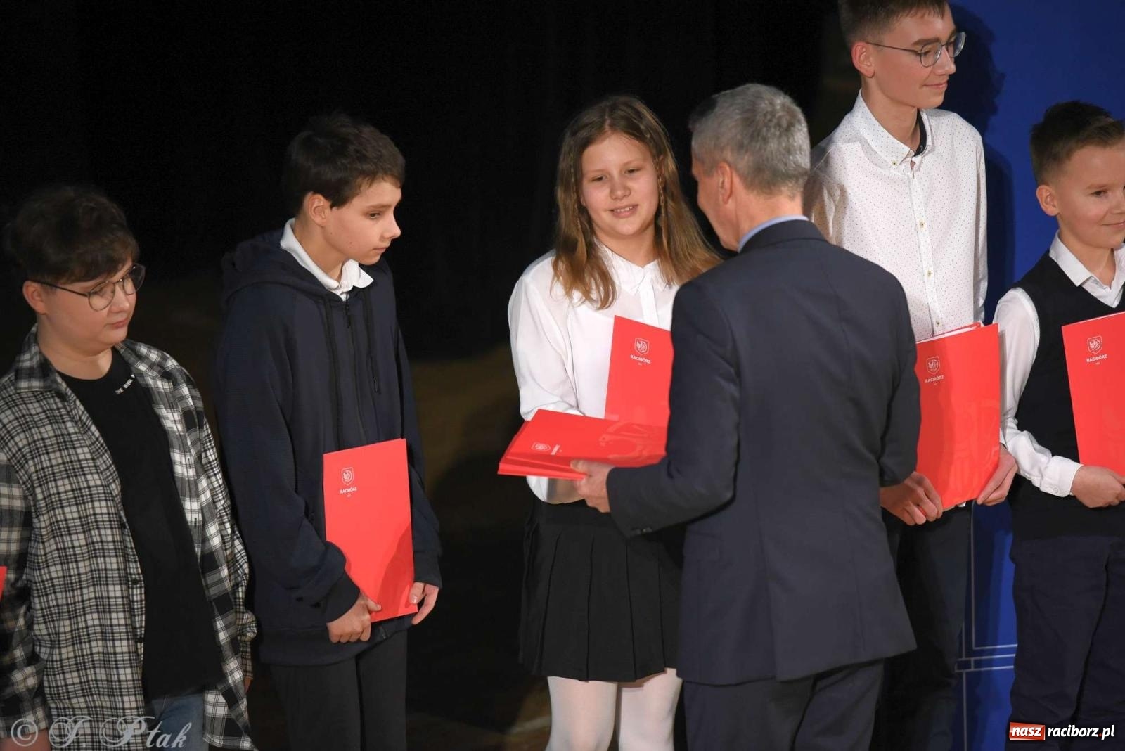 Zdjęcie w galerii na portalu naszraciborz.pl: Prymusi raciborskich szkół odebrali stypendia od miasta [FOTO i WIDEO] wiadomości z regionu