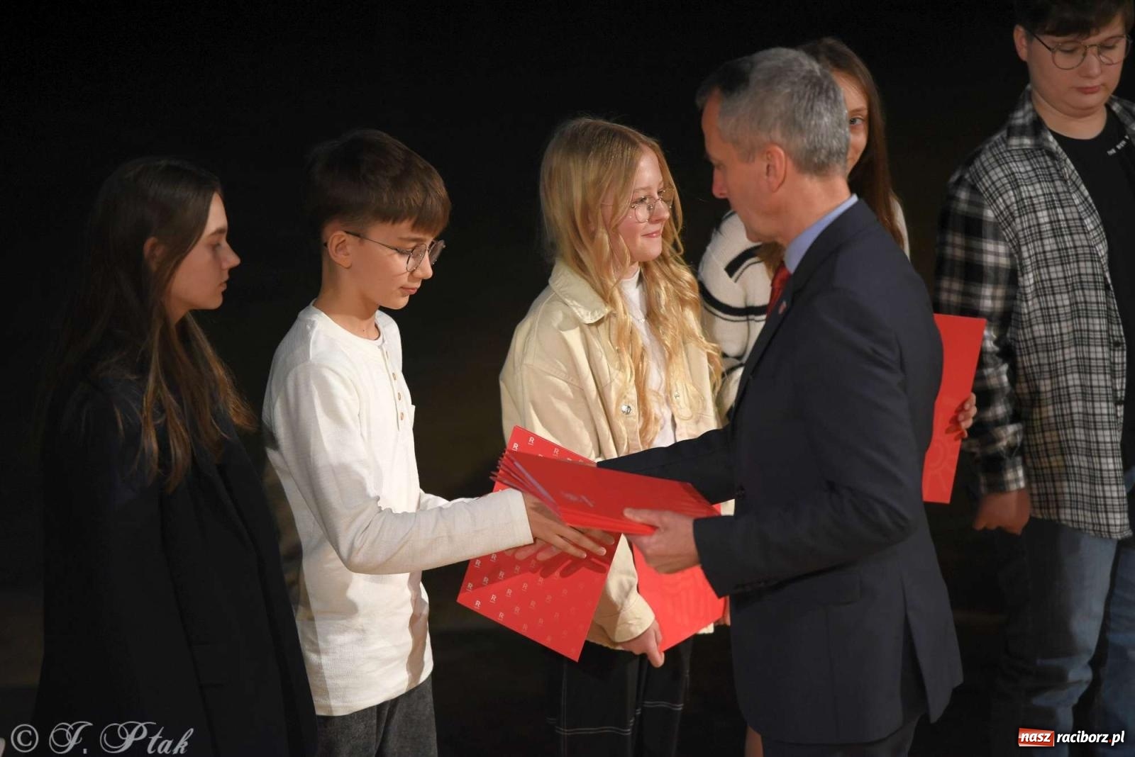Zdjęcie w galerii na portalu naszraciborz.pl: Prymusi raciborskich szkół odebrali stypendia od miasta [FOTO i WIDEO] wiadomości z regionu