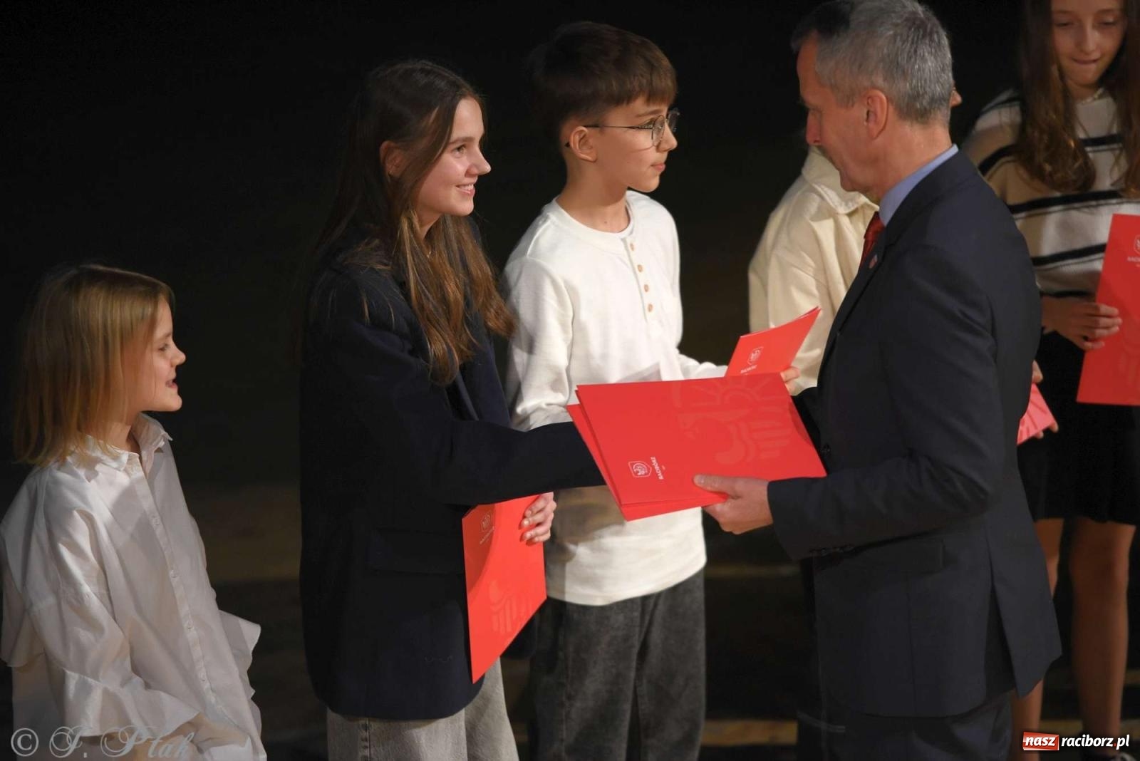 Zdjęcie w galerii na portalu naszraciborz.pl: Prymusi raciborskich szkół odebrali stypendia od miasta [FOTO i WIDEO] wiadomości z regionu