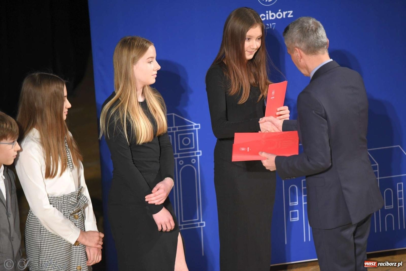 Zdjęcie w galerii na portalu naszraciborz.pl: Prymusi raciborskich szkół odebrali stypendia od miasta [FOTO i WIDEO] wiadomości z regionu