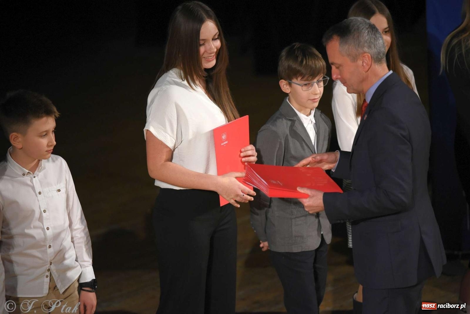 Zdjęcie w galerii na portalu naszraciborz.pl: Prymusi raciborskich szkół odebrali stypendia od miasta [FOTO i WIDEO] wiadomości z regionu