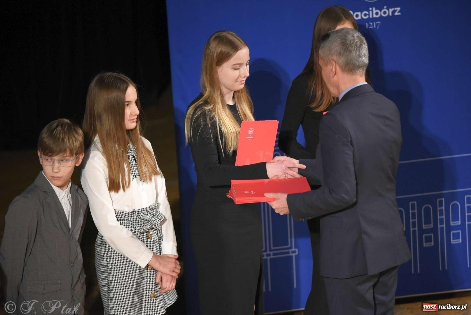 Zdjęcie w galerii na portalu naszraciborz.pl: Prymusi raciborskich szkół odebrali stypendia od miasta [FOTO i WIDEO] wiadomości z regionu