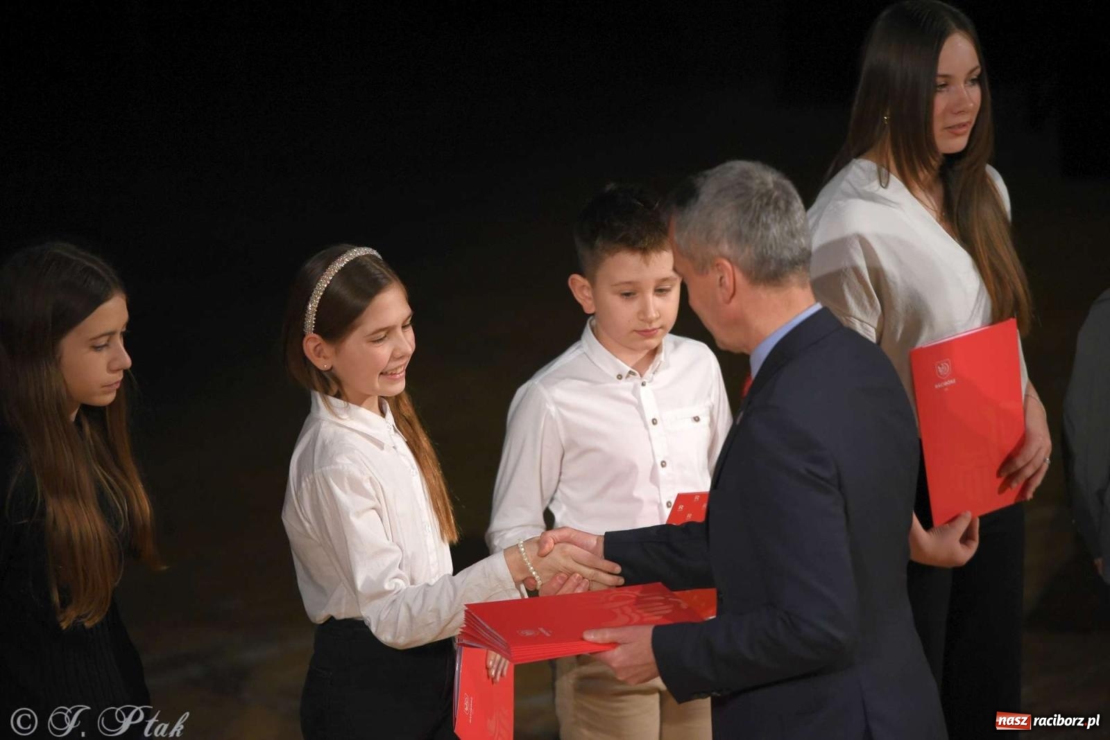 Zdjęcie w galerii na portalu naszraciborz.pl: Prymusi raciborskich szkół odebrali stypendia od miasta [FOTO i WIDEO] wiadomości z regionu