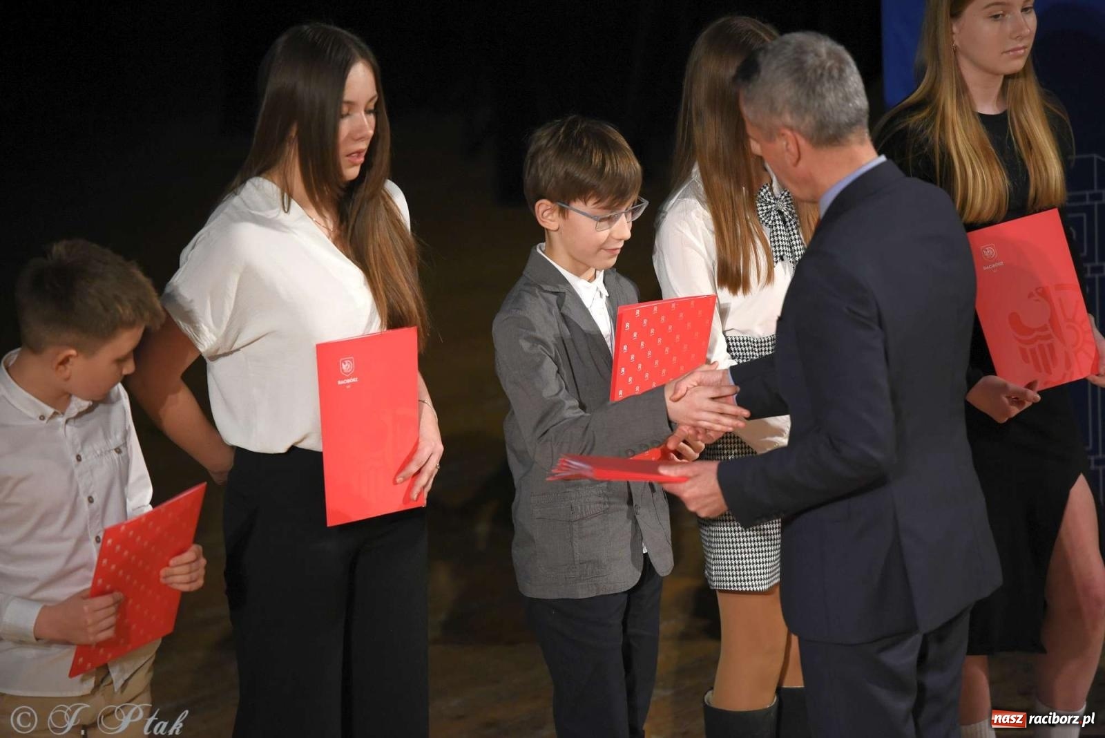 Zdjęcie w galerii na portalu naszraciborz.pl: Prymusi raciborskich szkół odebrali stypendia od miasta [FOTO i WIDEO] wiadomości z regionu
