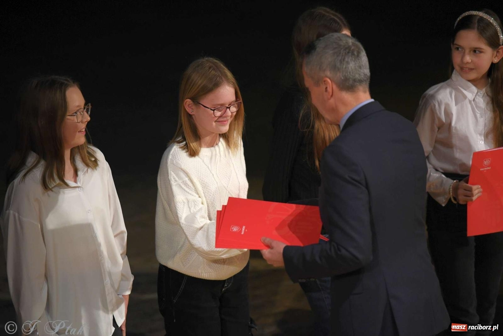 Zdjęcie w galerii na portalu naszraciborz.pl: Prymusi raciborskich szkół odebrali stypendia od miasta [FOTO i WIDEO] wiadomości z regionu