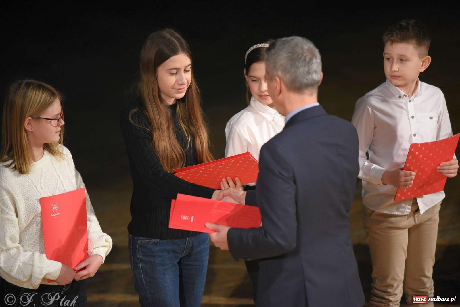 Zdjęcie w galerii na portalu naszraciborz.pl: Prymusi raciborskich szkół odebrali stypendia od miasta [FOTO i WIDEO] wiadomości z regionu