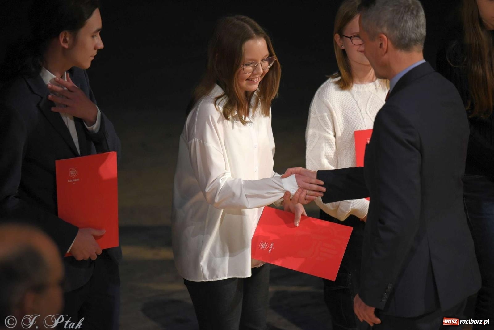 Zdjęcie w galerii na portalu naszraciborz.pl: Prymusi raciborskich szkół odebrali stypendia od miasta [FOTO i WIDEO] wiadomości z regionu