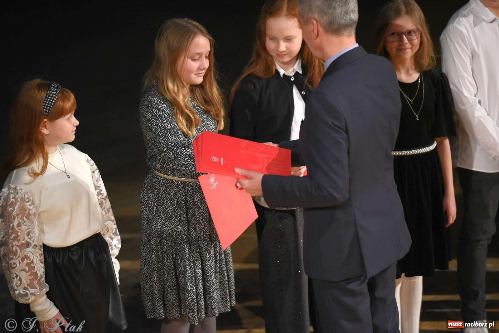 Zdjęcie w galerii na portalu naszraciborz.pl: Prymusi raciborskich szkół odebrali stypendia od miasta [FOTO i WIDEO] wiadomości z regionu