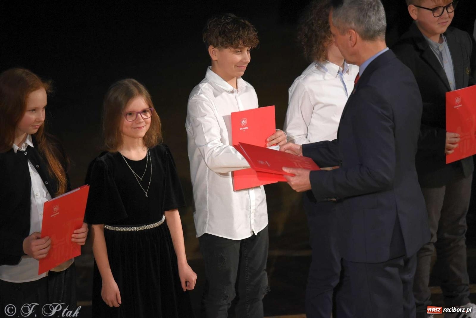 Zdjęcie w galerii na portalu naszraciborz.pl: Prymusi raciborskich szkół odebrali stypendia od miasta [FOTO i WIDEO] wiadomości z regionu