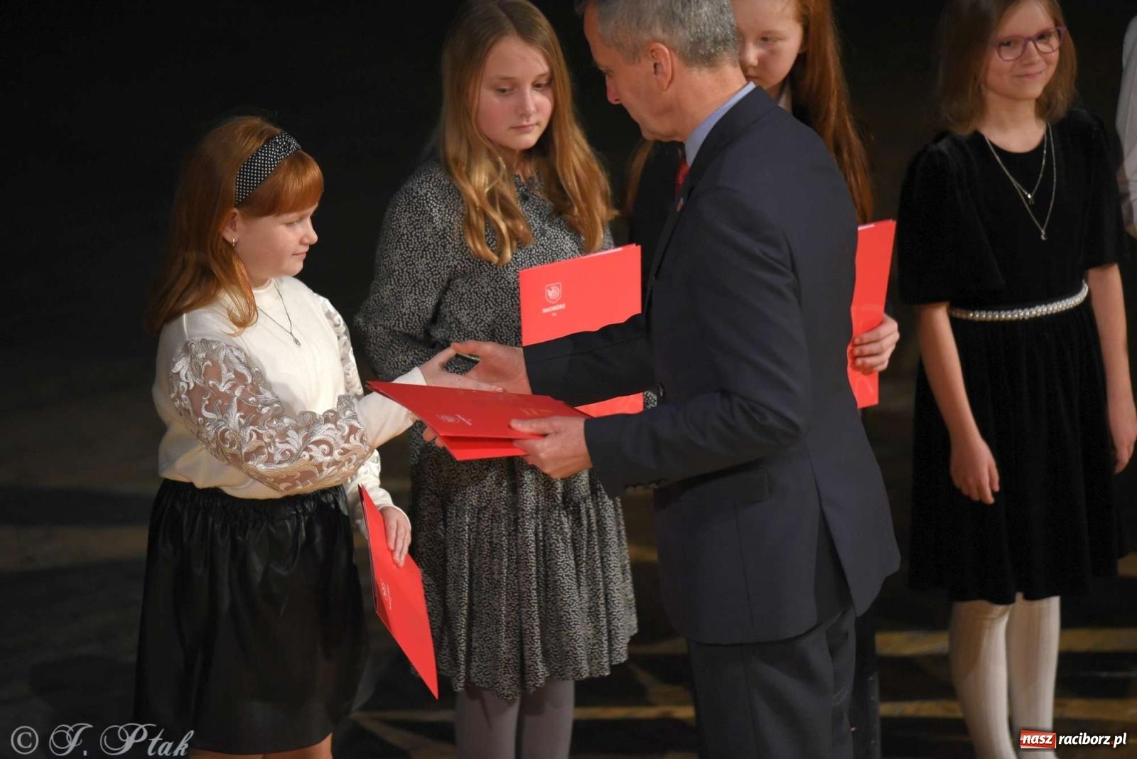 Zdjęcie w galerii na portalu naszraciborz.pl: Prymusi raciborskich szkół odebrali stypendia od miasta [FOTO i WIDEO] wiadomości z regionu