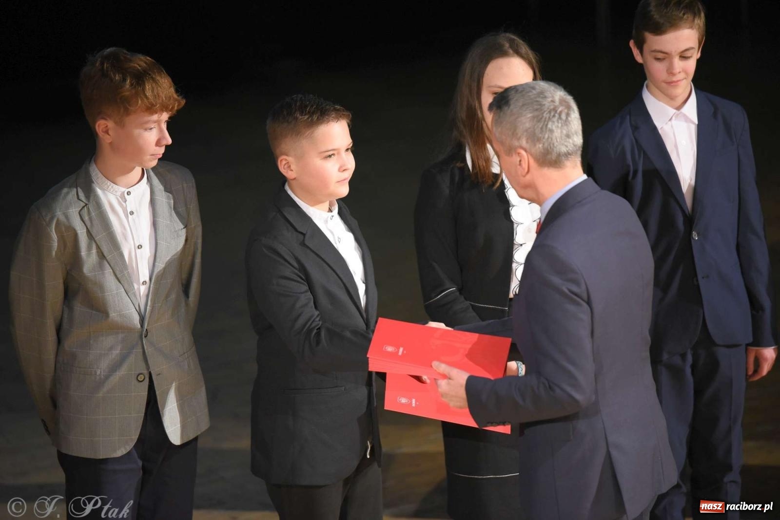 Zdjęcie w galerii na portalu naszraciborz.pl: Prymusi raciborskich szkół odebrali stypendia od miasta [FOTO i WIDEO] wiadomości z regionu