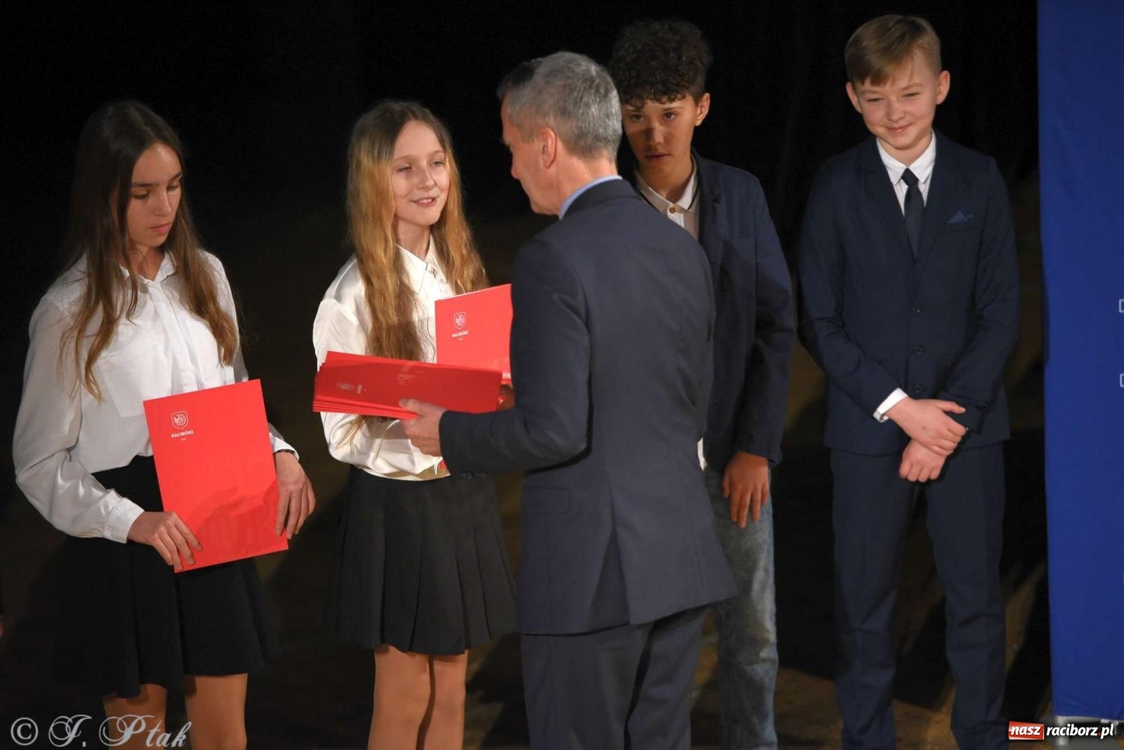 Zdjęcie w galerii na portalu naszraciborz.pl: Prymusi raciborskich szkół odebrali stypendia od miasta [FOTO i WIDEO] wiadomości z regionu