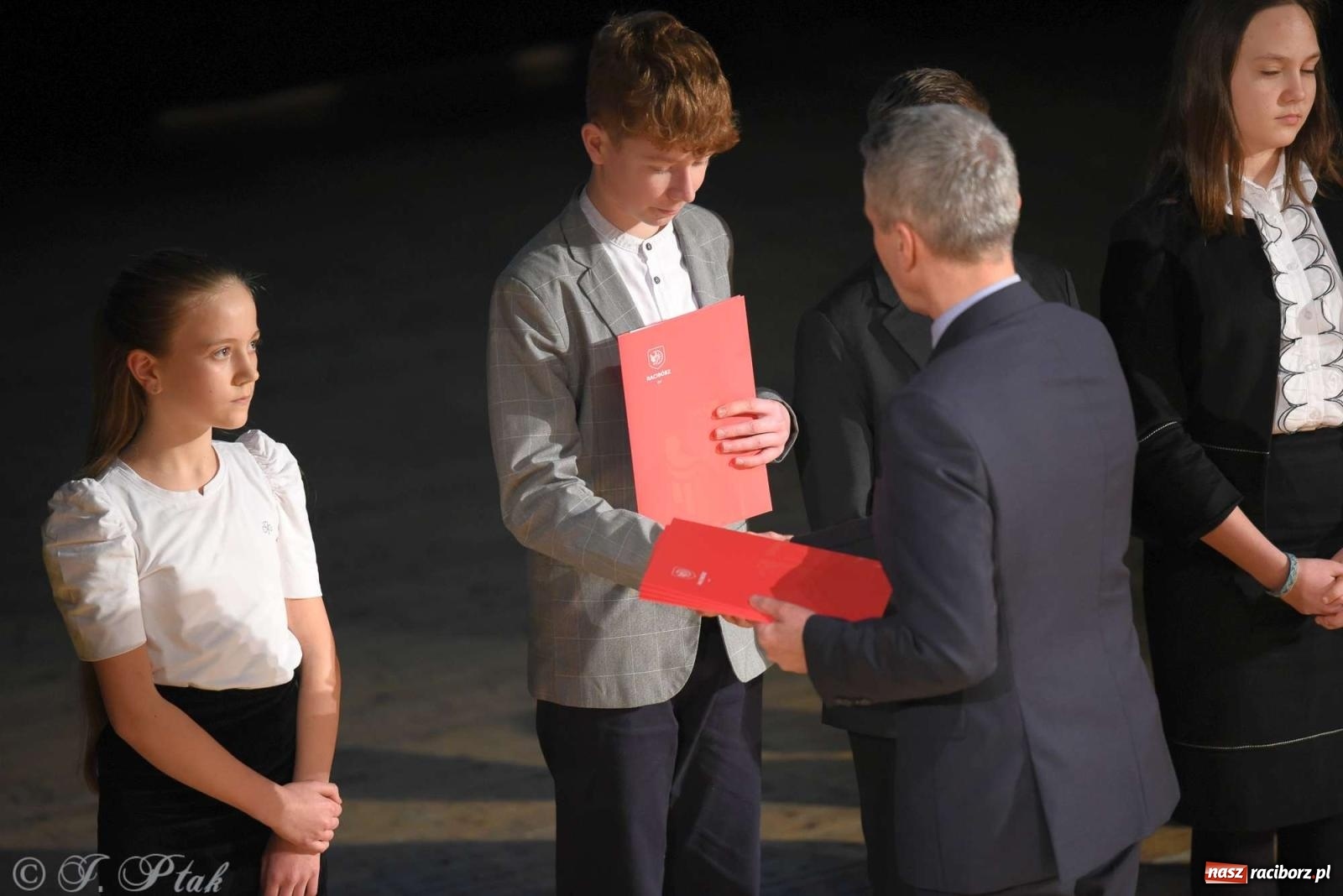 Zdjęcie w galerii na portalu naszraciborz.pl: Prymusi raciborskich szkół odebrali stypendia od miasta [FOTO i WIDEO] wiadomości z regionu