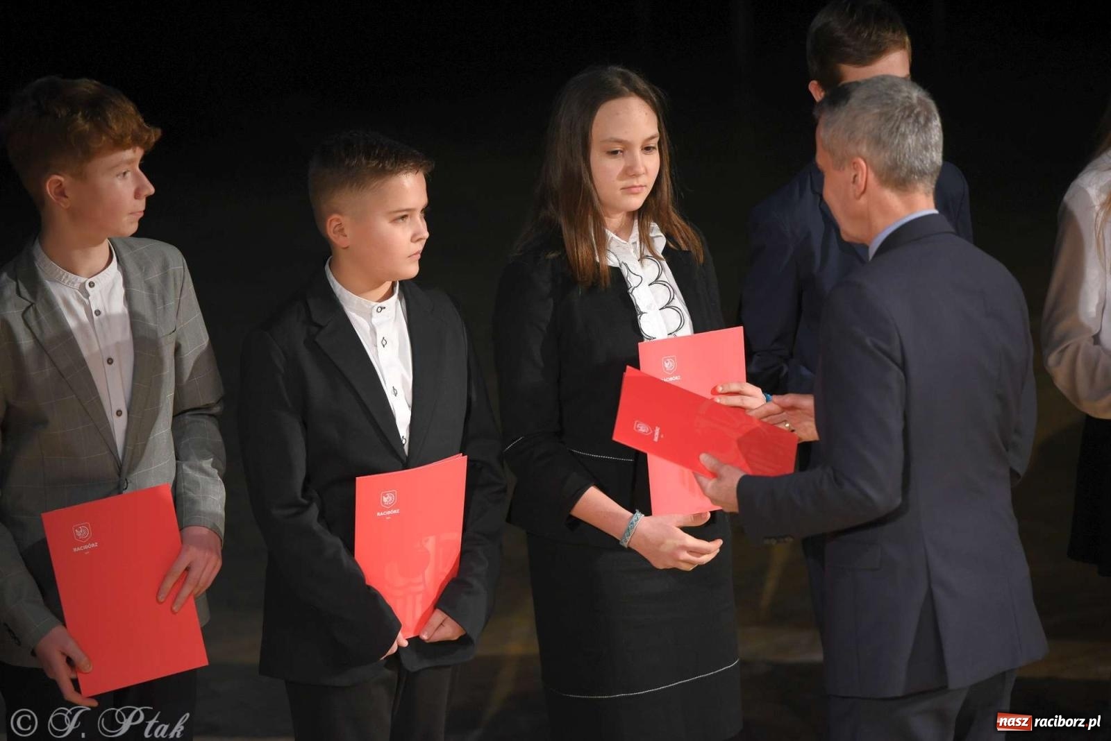 Zdjęcie w galerii na portalu naszraciborz.pl: Prymusi raciborskich szkół odebrali stypendia od miasta [FOTO i WIDEO] wiadomości z regionu