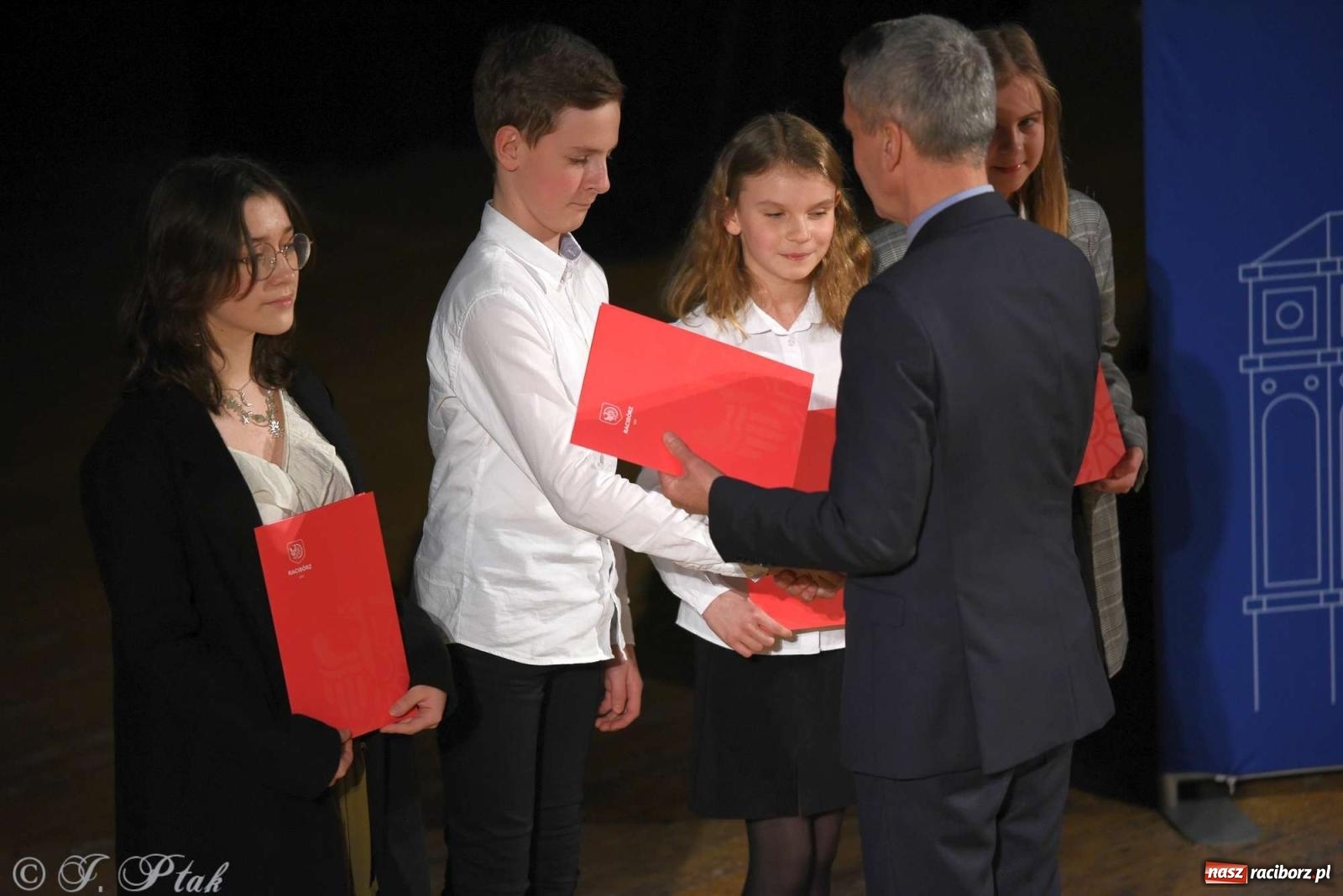 Zdjęcie w galerii na portalu naszraciborz.pl: Prymusi raciborskich szkół odebrali stypendia od miasta [FOTO i WIDEO] wiadomości z regionu