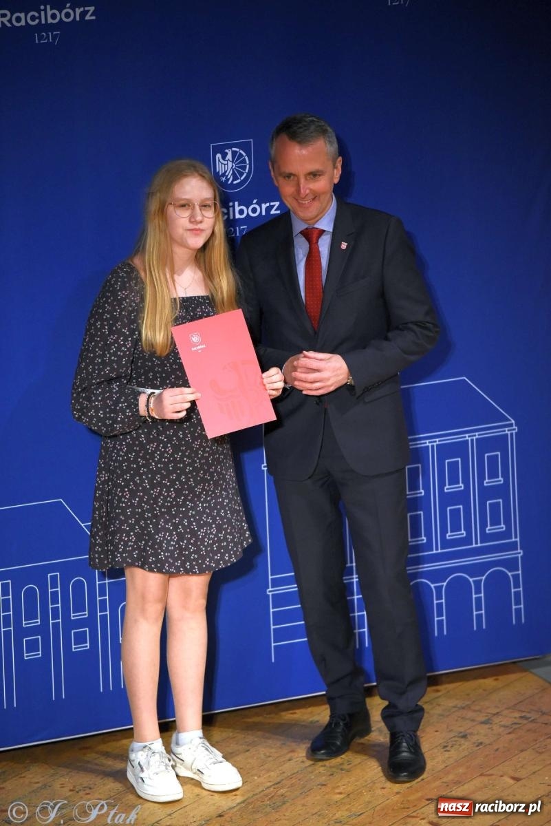 Zdjęcie w galerii na portalu naszraciborz.pl: Prymusi raciborskich szkół odebrali stypendia od miasta [FOTO i WIDEO] wiadomości z regionu