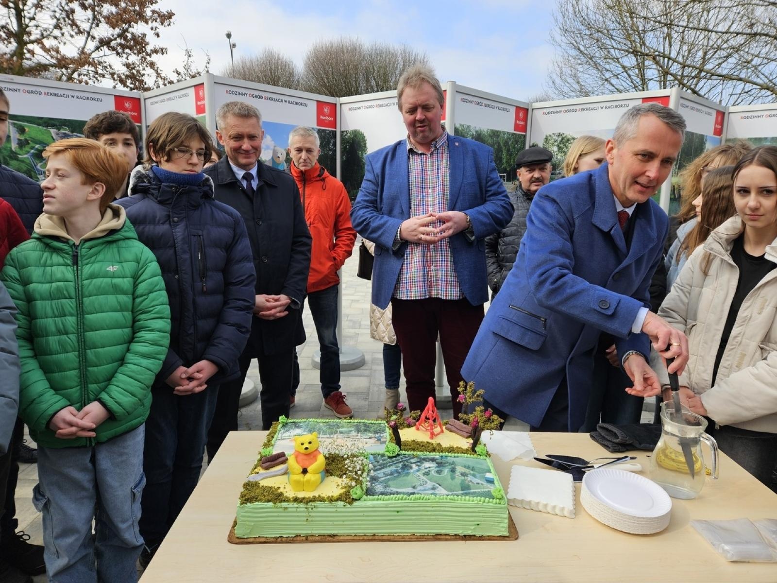Zdjęcie w galerii na portalu naszraciborz.pl: Mieli być mieszkańcy, a byli uczniowie i kandydaci Polowego w tle. Polityka zahacza w Raciborzu o szkoły wiadomości z regionu