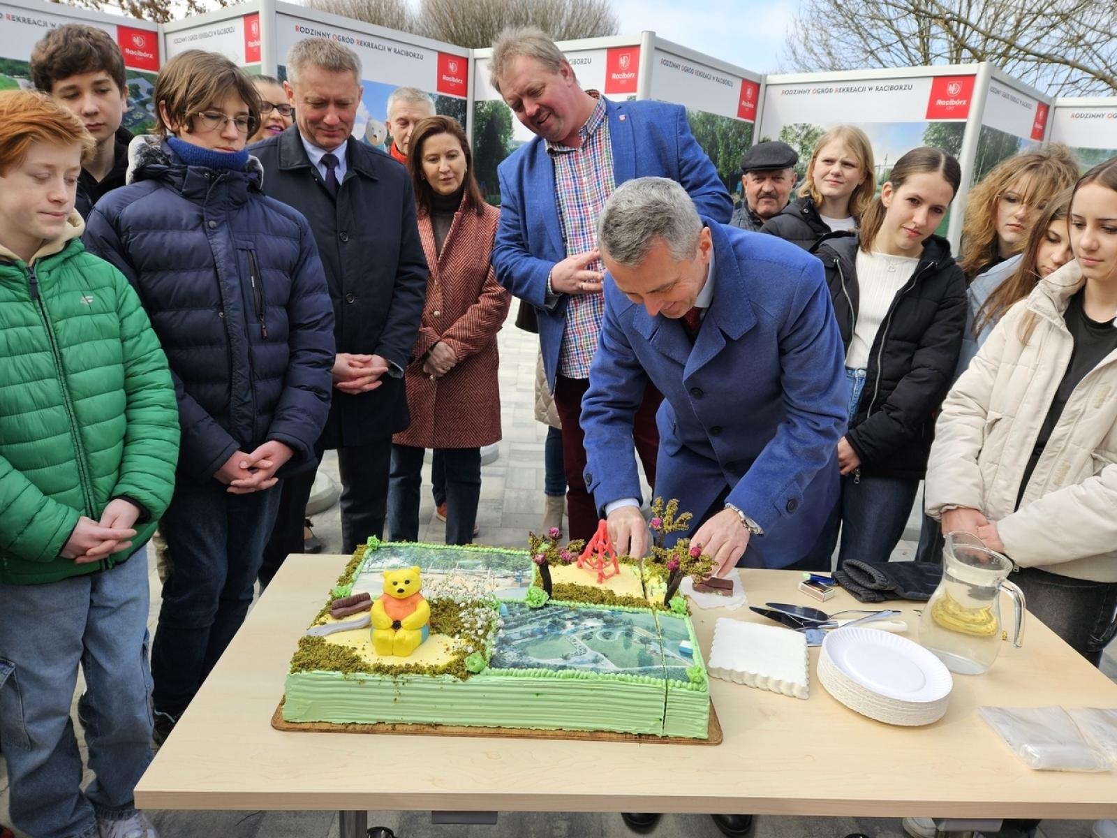 Zdjęcie w galerii na portalu naszraciborz.pl: Mieli być mieszkańcy, a byli uczniowie i kandydaci Polowego w tle. Polityka zahacza w Raciborzu o szkoły wiadomości z regionu