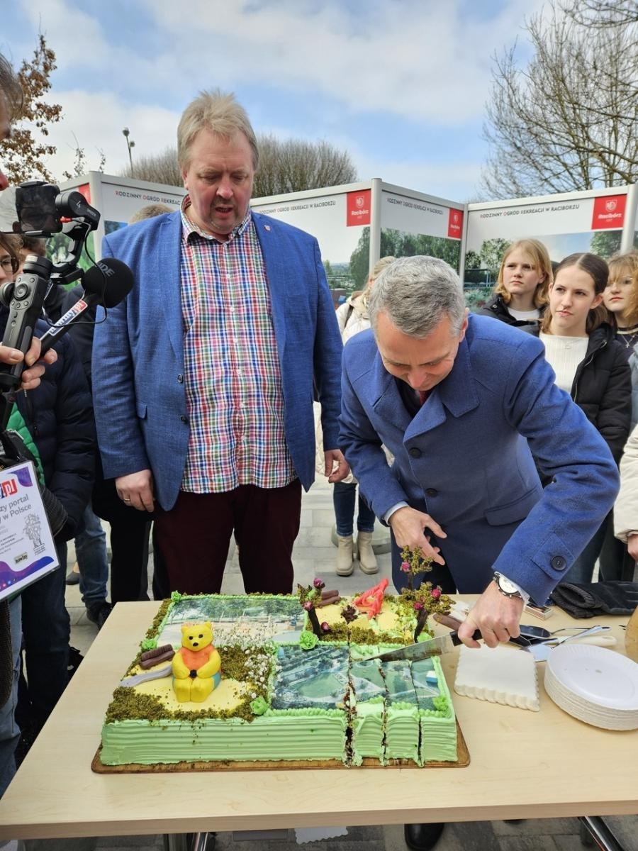 Zdjęcie w galerii na portalu naszraciborz.pl: Mieli być mieszkańcy, a byli uczniowie i kandydaci Polowego w tle. Polityka zahacza w Raciborzu o szkoły wiadomości z regionu