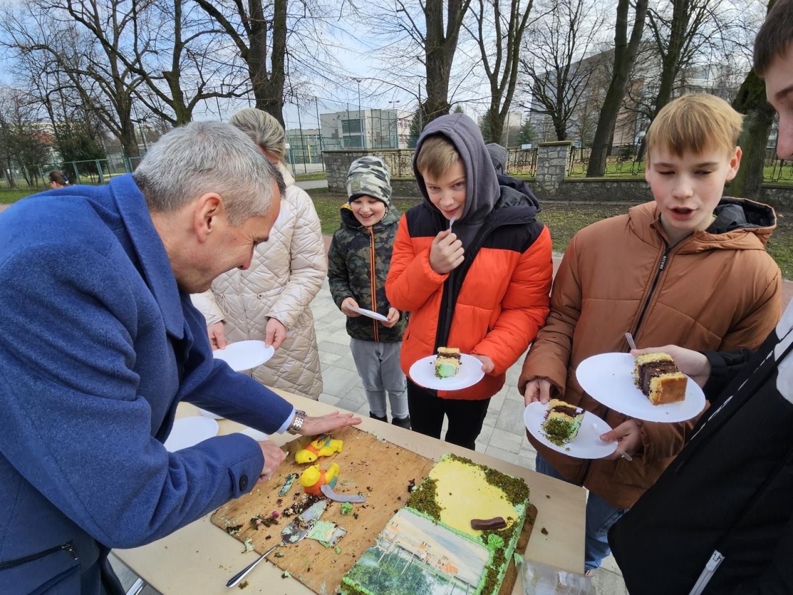 Zdjęcie w galerii na portalu naszraciborz.pl: Mieli być mieszkańcy, a byli uczniowie i kandydaci Polowego w tle. Polityka zahacza w Raciborzu o szkoły wiadomości z regionu