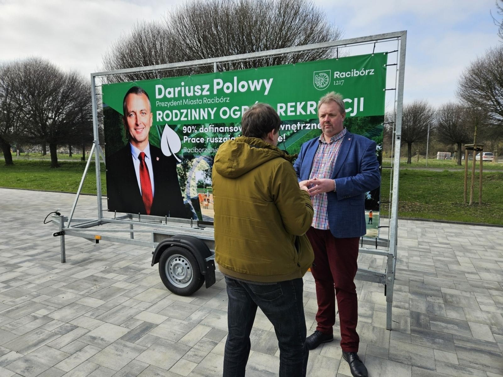 Zdjęcie w galerii na portalu naszraciborz.pl: Mieli być mieszkańcy, a byli uczniowie i kandydaci Polowego w tle. Polityka zahacza w Raciborzu o szkoły wiadomości z regionu