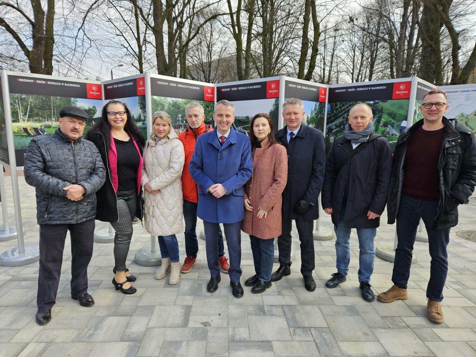 Zdjęcie w galerii na portalu naszraciborz.pl: Mieli być mieszkańcy, a byli uczniowie i kandydaci Polowego w tle. Polityka zahacza w Raciborzu o szkoły wiadomości z regionu