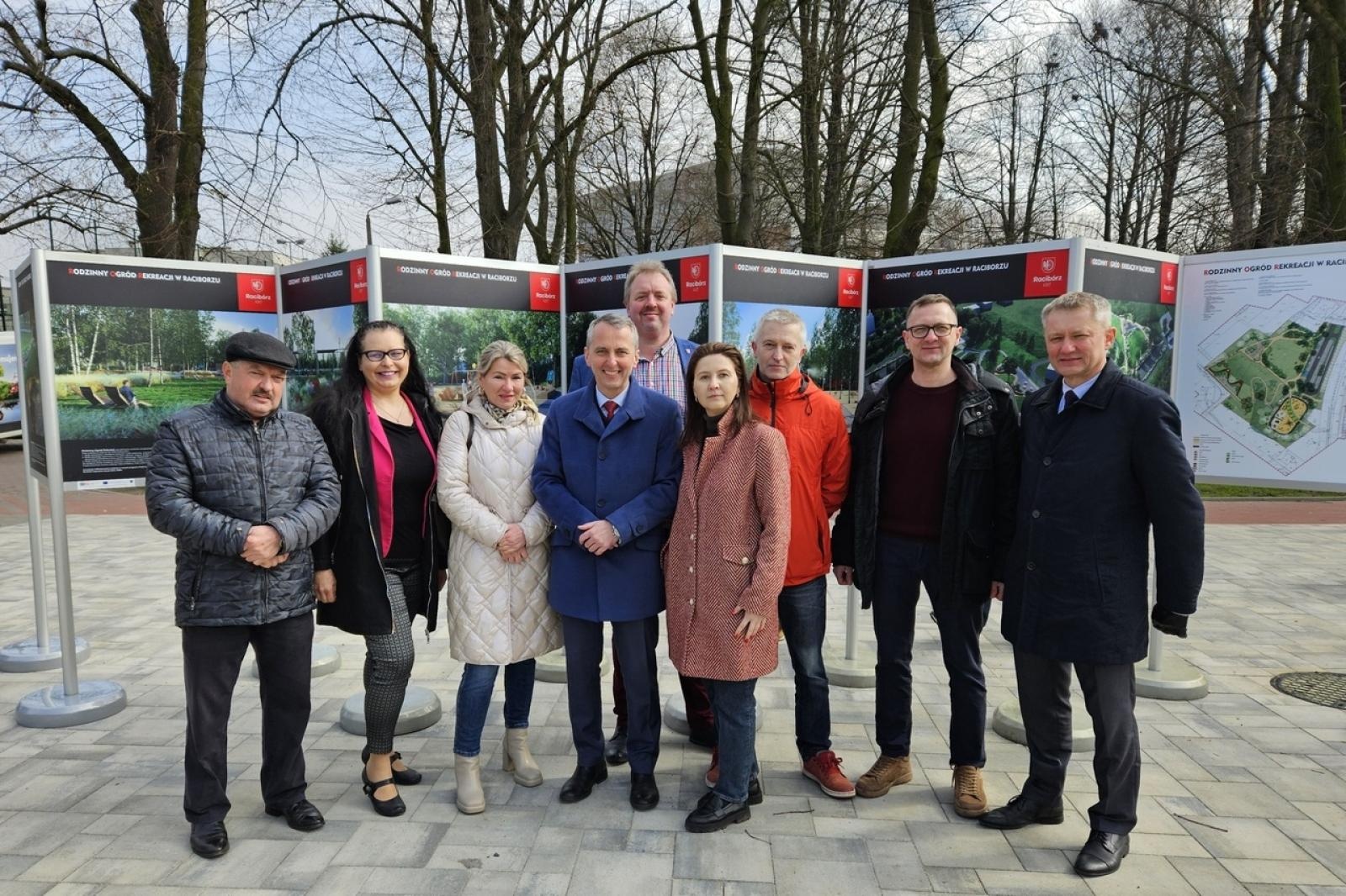 Zdjęcie w galerii na portalu naszraciborz.pl: Mieli być mieszkańcy, a byli uczniowie i kandydaci Polowego w tle. Polityka zahacza w Raciborzu o szkoły wiadomości z regionu
