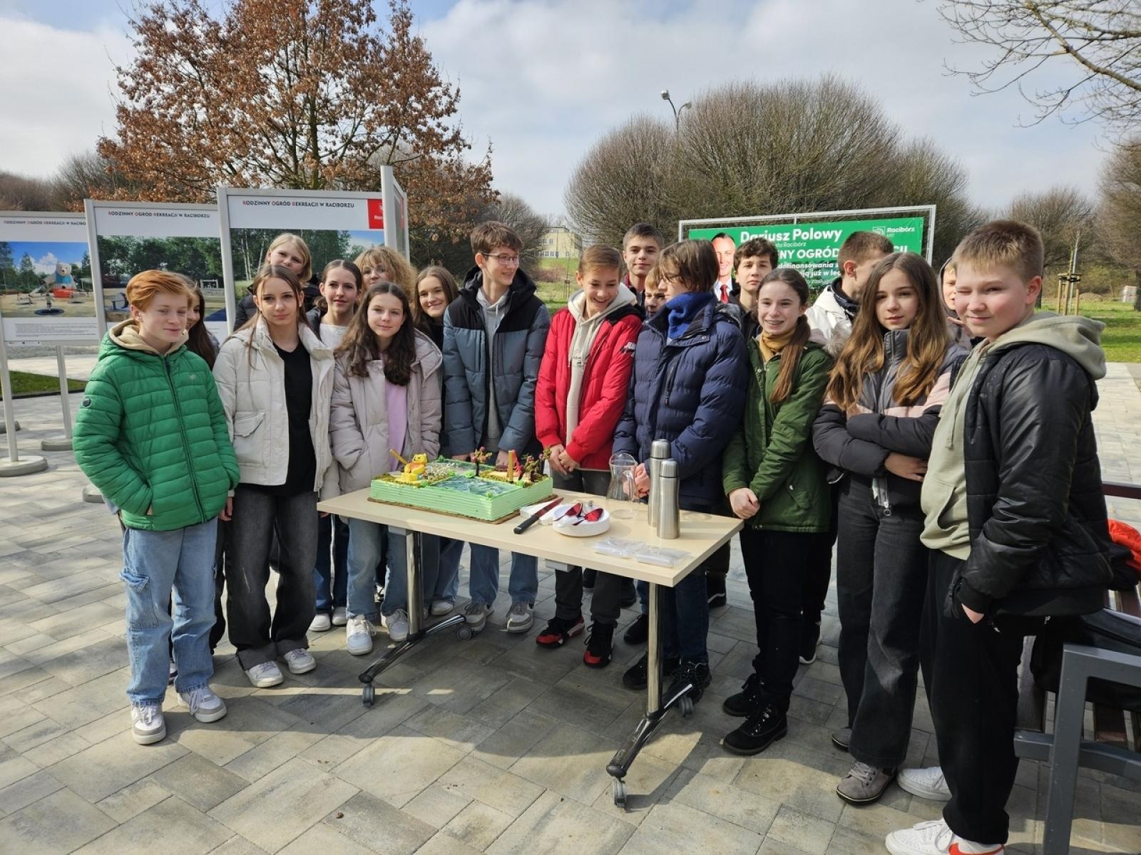 Zdjęcie w galerii na portalu naszraciborz.pl: Mieli być mieszkańcy, a byli uczniowie i kandydaci Polowego w tle. Polityka zahacza w Raciborzu o szkoły wiadomości z regionu