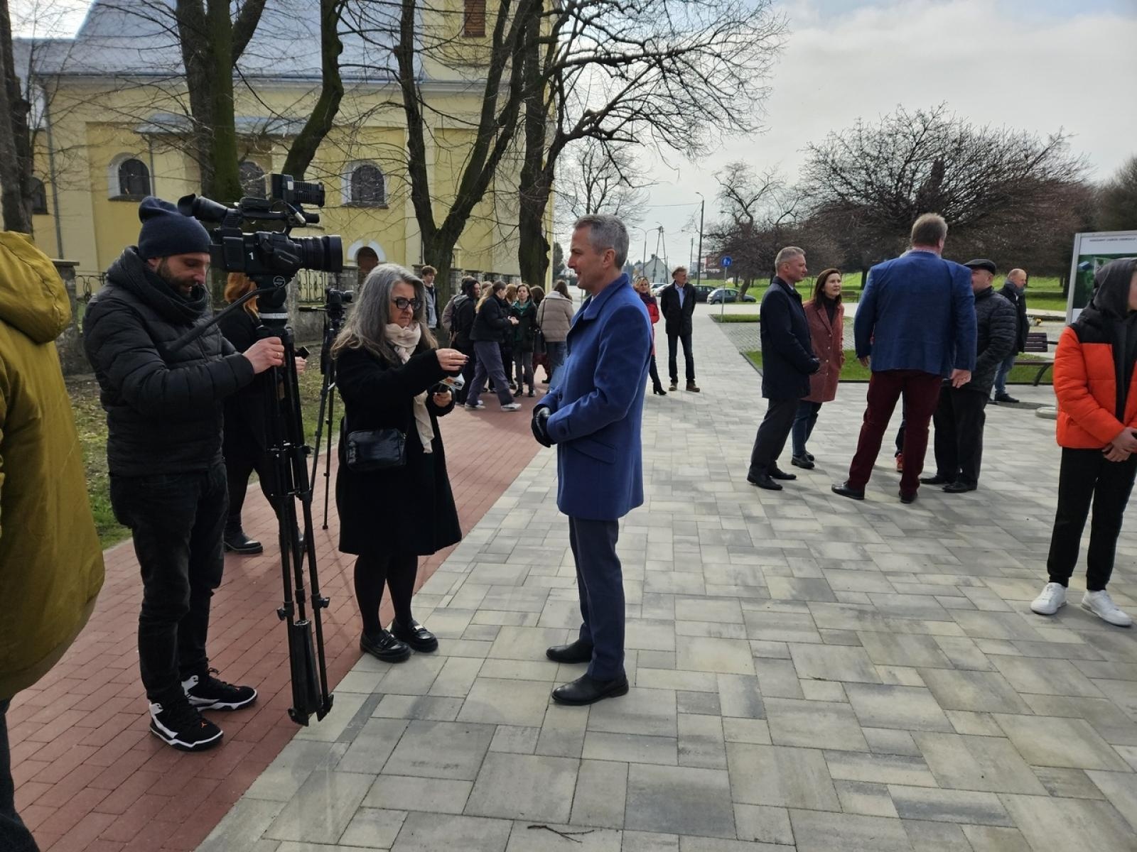 Zdjęcie w galerii na portalu naszraciborz.pl: Mieli być mieszkańcy, a byli uczniowie i kandydaci Polowego w tle. Polityka zahacza w Raciborzu o szkoły wiadomości z regionu