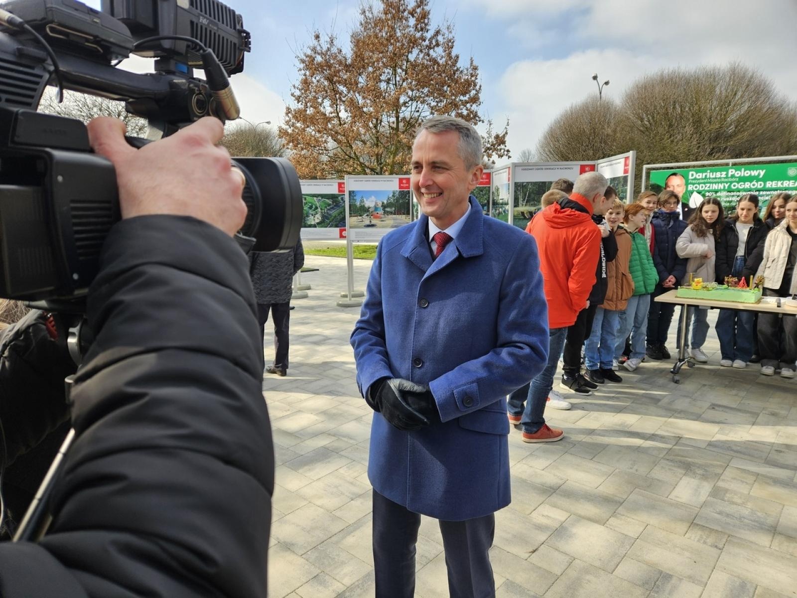 Zdjęcie w galerii na portalu naszraciborz.pl: Mieli być mieszkańcy, a byli uczniowie i kandydaci Polowego w tle. Polityka zahacza w Raciborzu o szkoły wiadomości z regionu