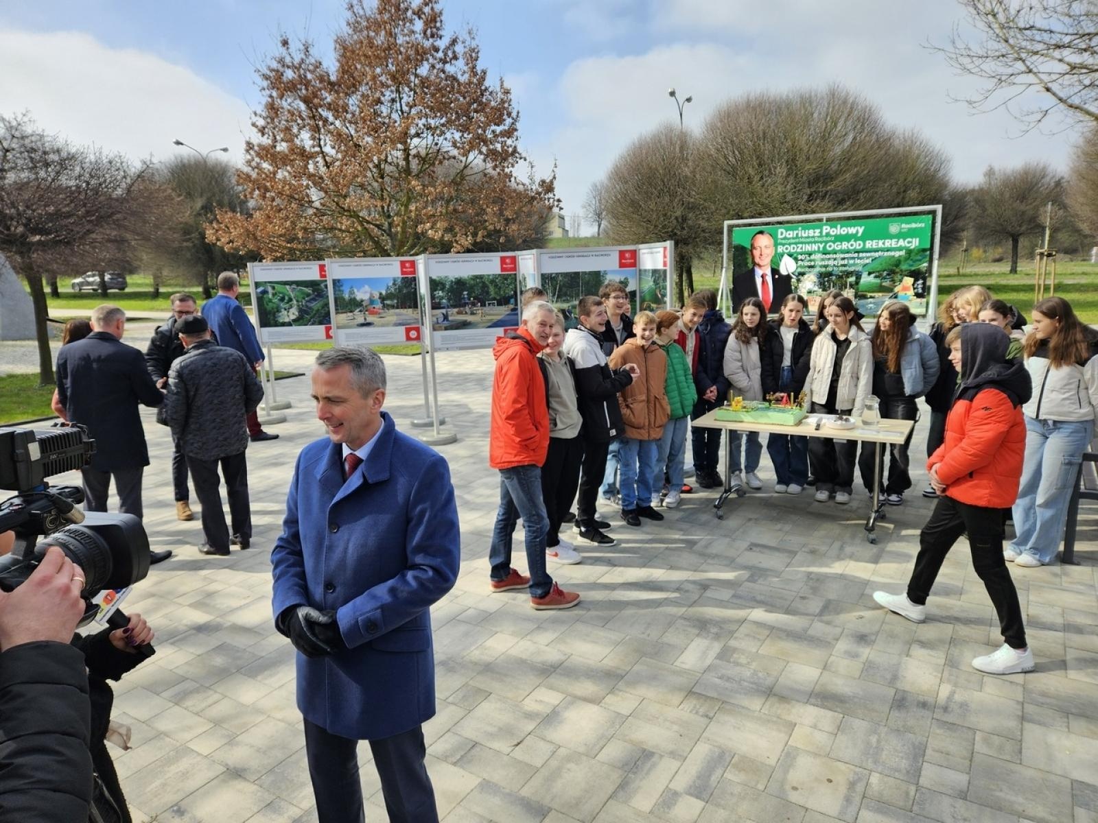 Zdjęcie w galerii na portalu naszraciborz.pl: Mieli być mieszkańcy, a byli uczniowie i kandydaci Polowego w tle. Polityka zahacza w Raciborzu o szkoły wiadomości z regionu