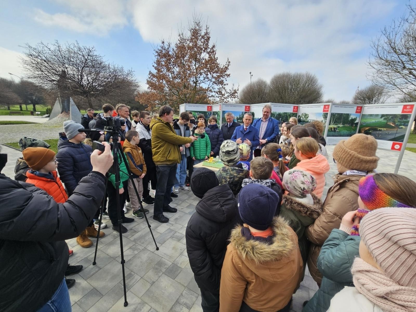 Zdjęcie w galerii na portalu naszraciborz.pl: Mieli być mieszkańcy, a byli uczniowie i kandydaci Polowego w tle. Polityka zahacza w Raciborzu o szkoły wiadomości z regionu