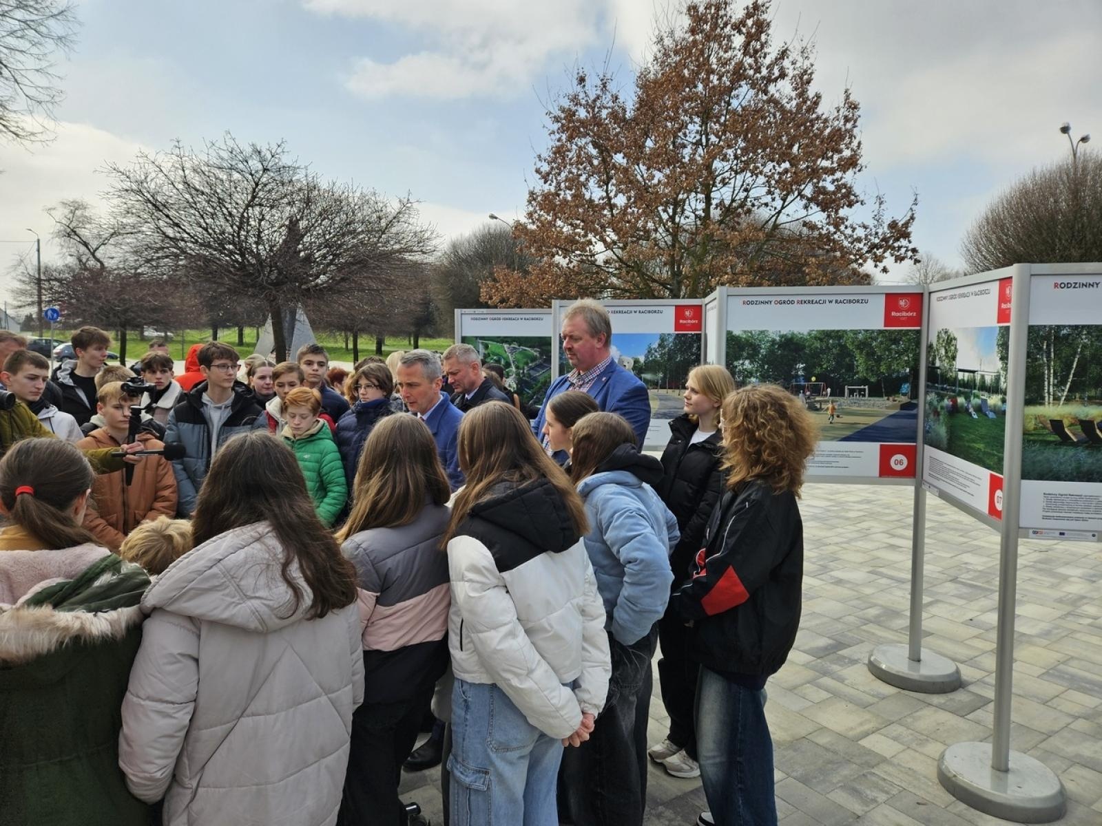 Zdjęcie w galerii na portalu naszraciborz.pl: Mieli być mieszkańcy, a byli uczniowie i kandydaci Polowego w tle. Polityka zahacza w Raciborzu o szkoły wiadomości z regionu