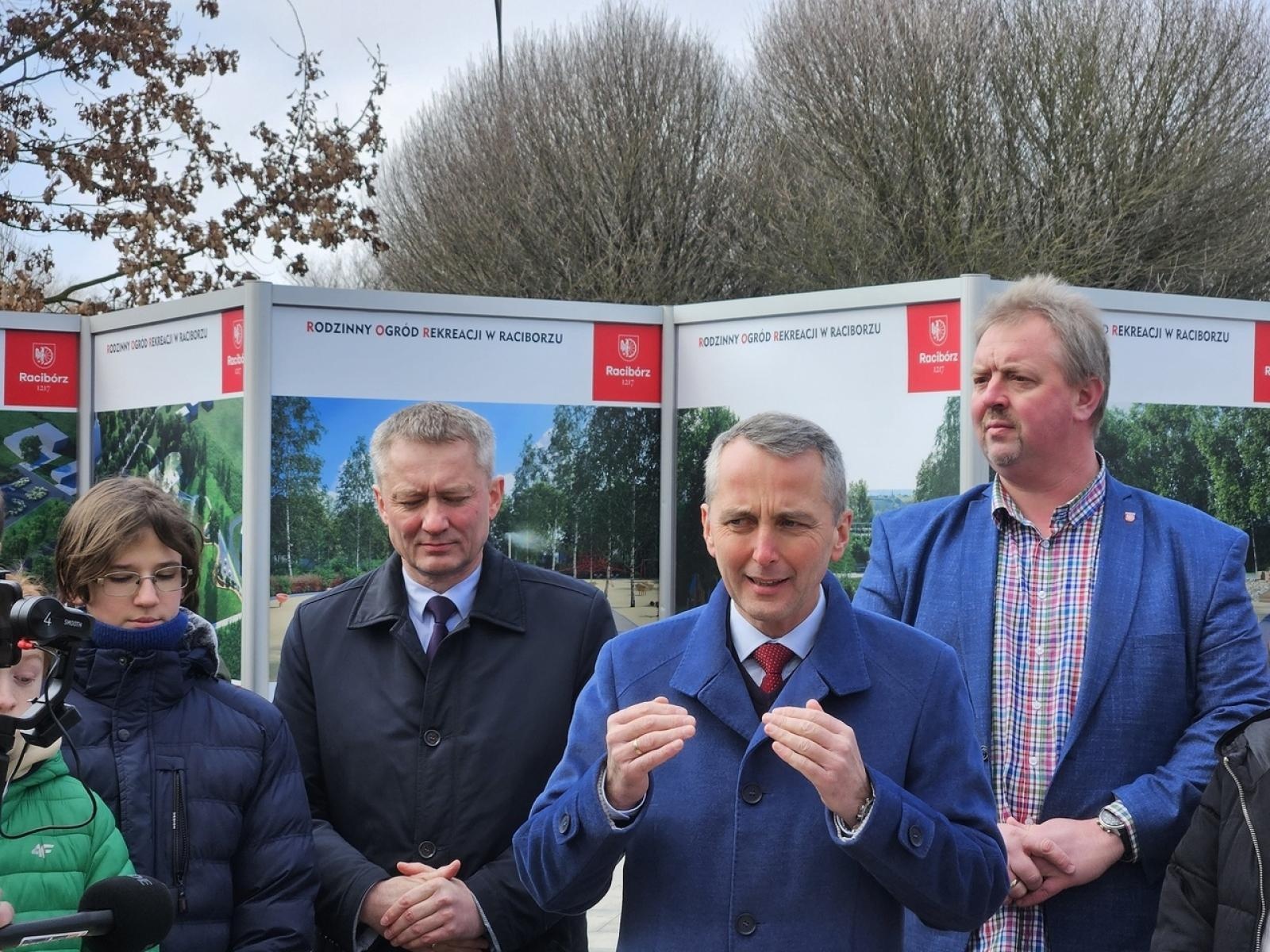 Zdjęcie w galerii na portalu naszraciborz.pl: Mieli być mieszkańcy, a byli uczniowie i kandydaci Polowego w tle. Polityka zahacza w Raciborzu o szkoły wiadomości z regionu