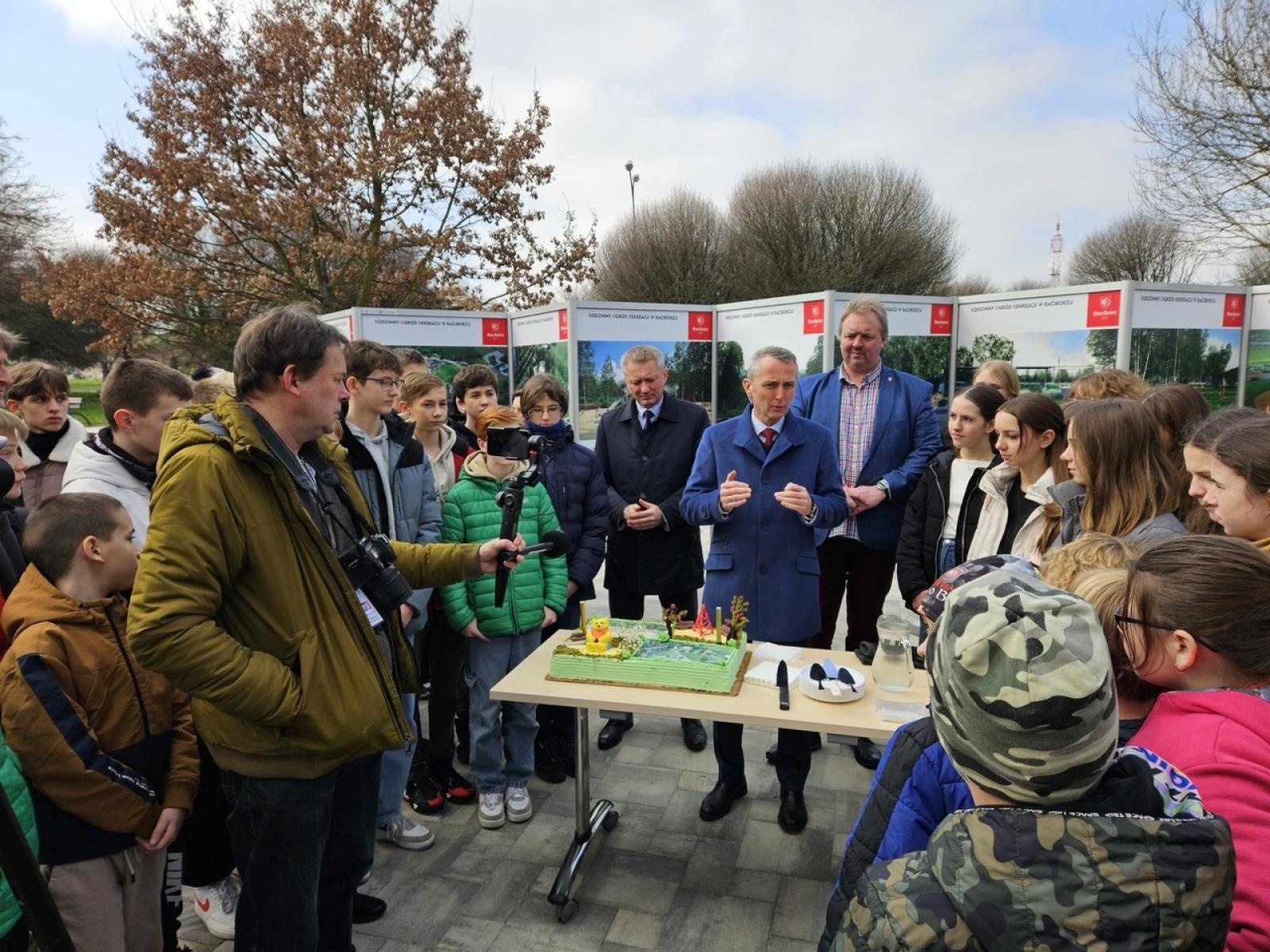 Zdjęcie w galerii na portalu naszraciborz.pl: Mieli być mieszkańcy, a byli uczniowie i kandydaci Polowego w tle. Polityka zahacza w Raciborzu o szkoły wiadomości z regionu