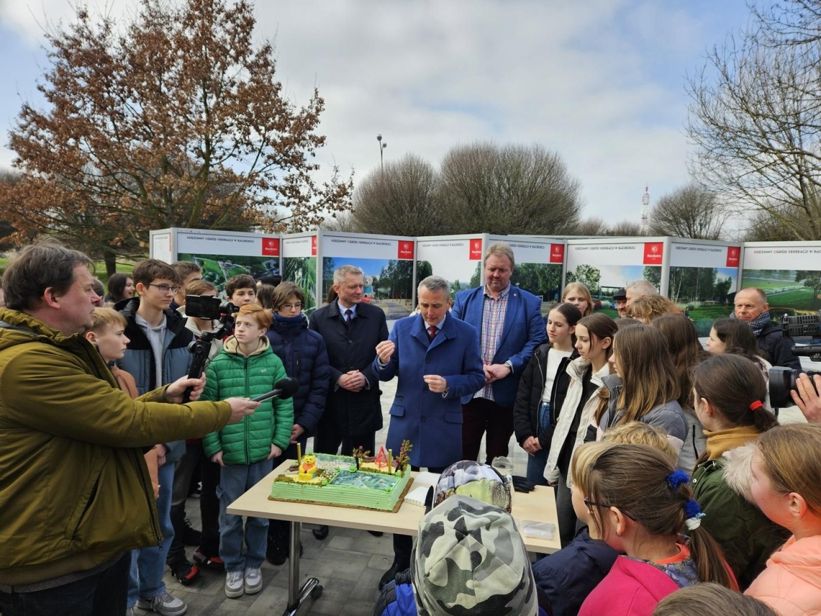 Zdjęcie w galerii na portalu naszraciborz.pl: Mieli być mieszkańcy, a byli uczniowie i kandydaci Polowego w tle. Polityka zahacza w Raciborzu o szkoły wiadomości z regionu