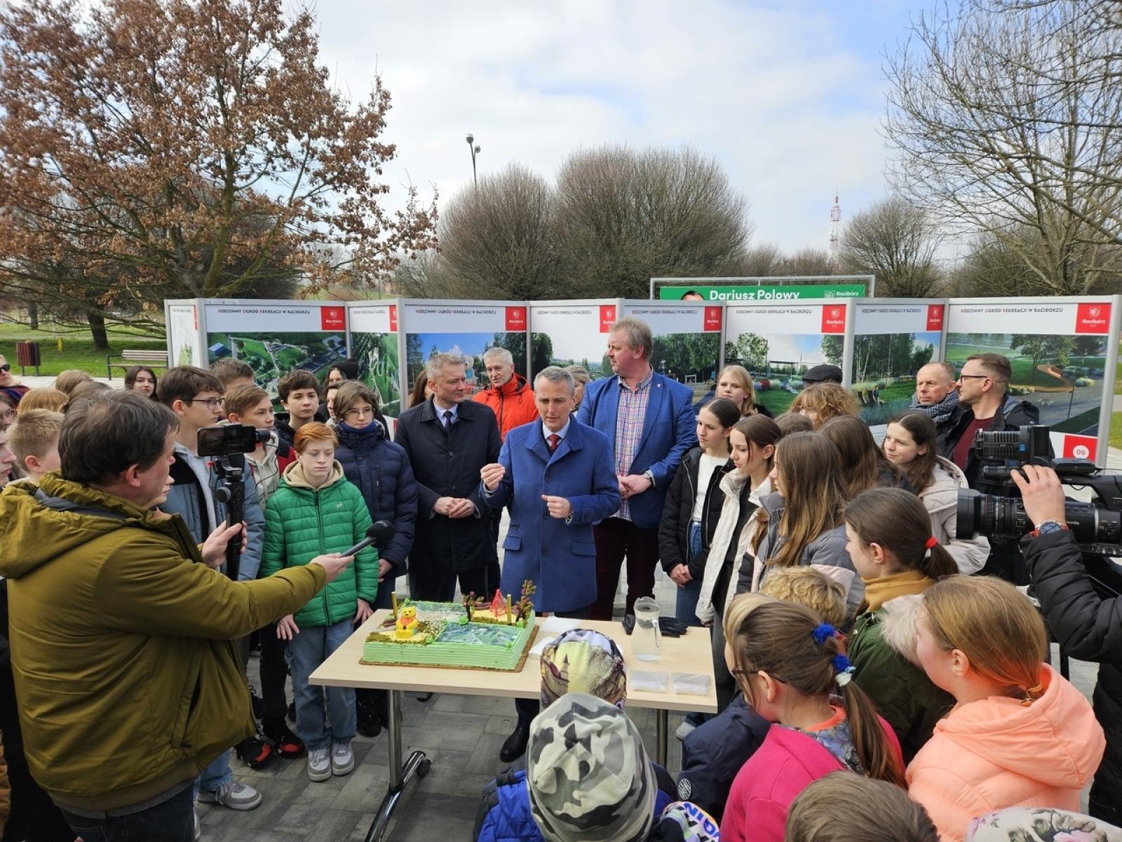 Zdjęcie w galerii na portalu naszraciborz.pl: Mieli być mieszkańcy, a byli uczniowie i kandydaci Polowego w tle. Polityka zahacza w Raciborzu o szkoły wiadomości z regionu